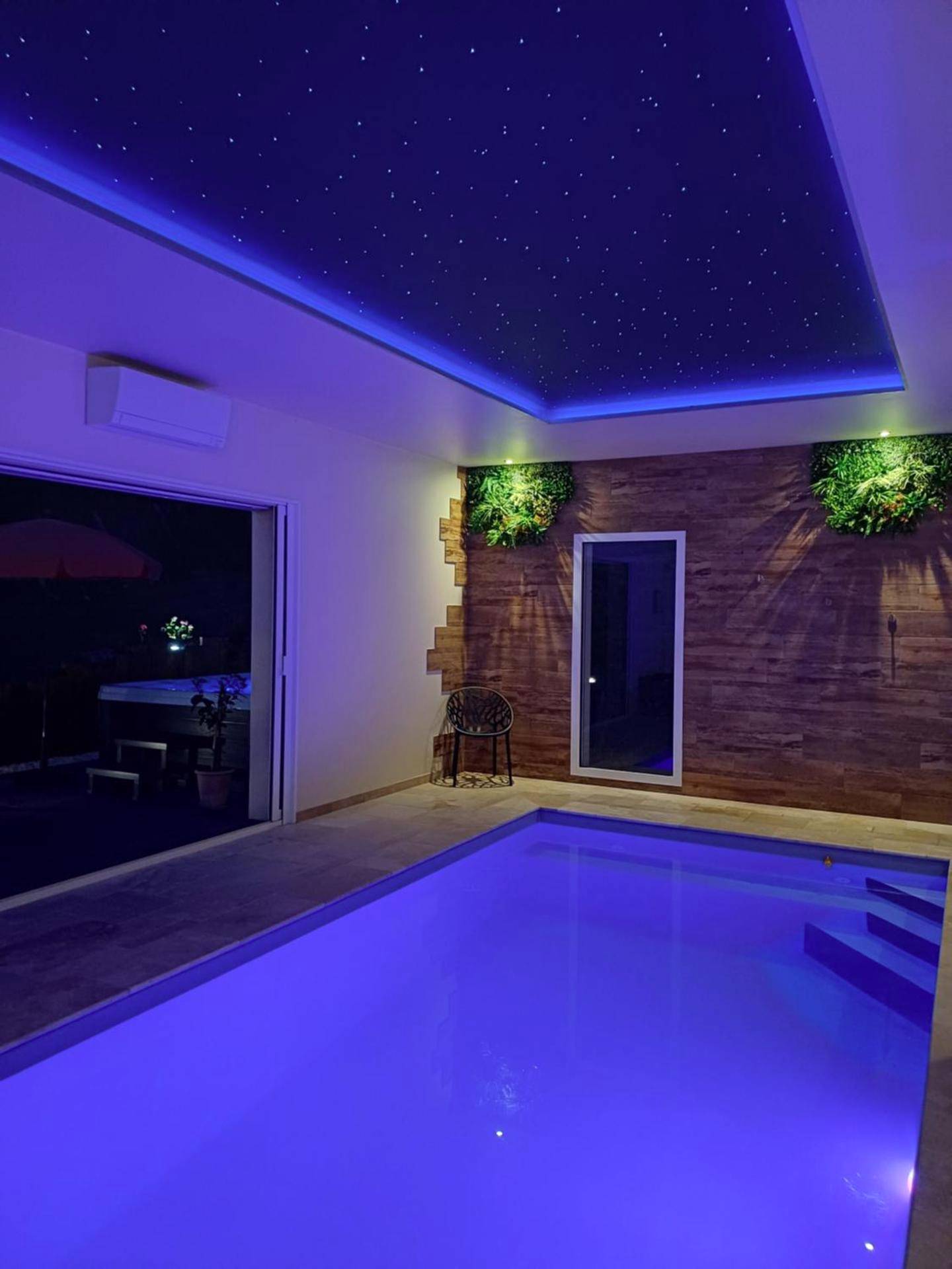 Piscine intérieure sous plafond étoilé - Love Room Bligny - sur - Ouche - Bélénos - Suites & Spa