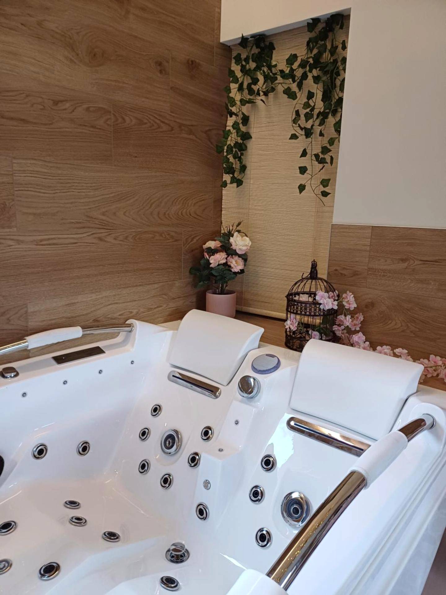 Baignoire balnéo avec décoration florale - Bélénos - Suites & Spa