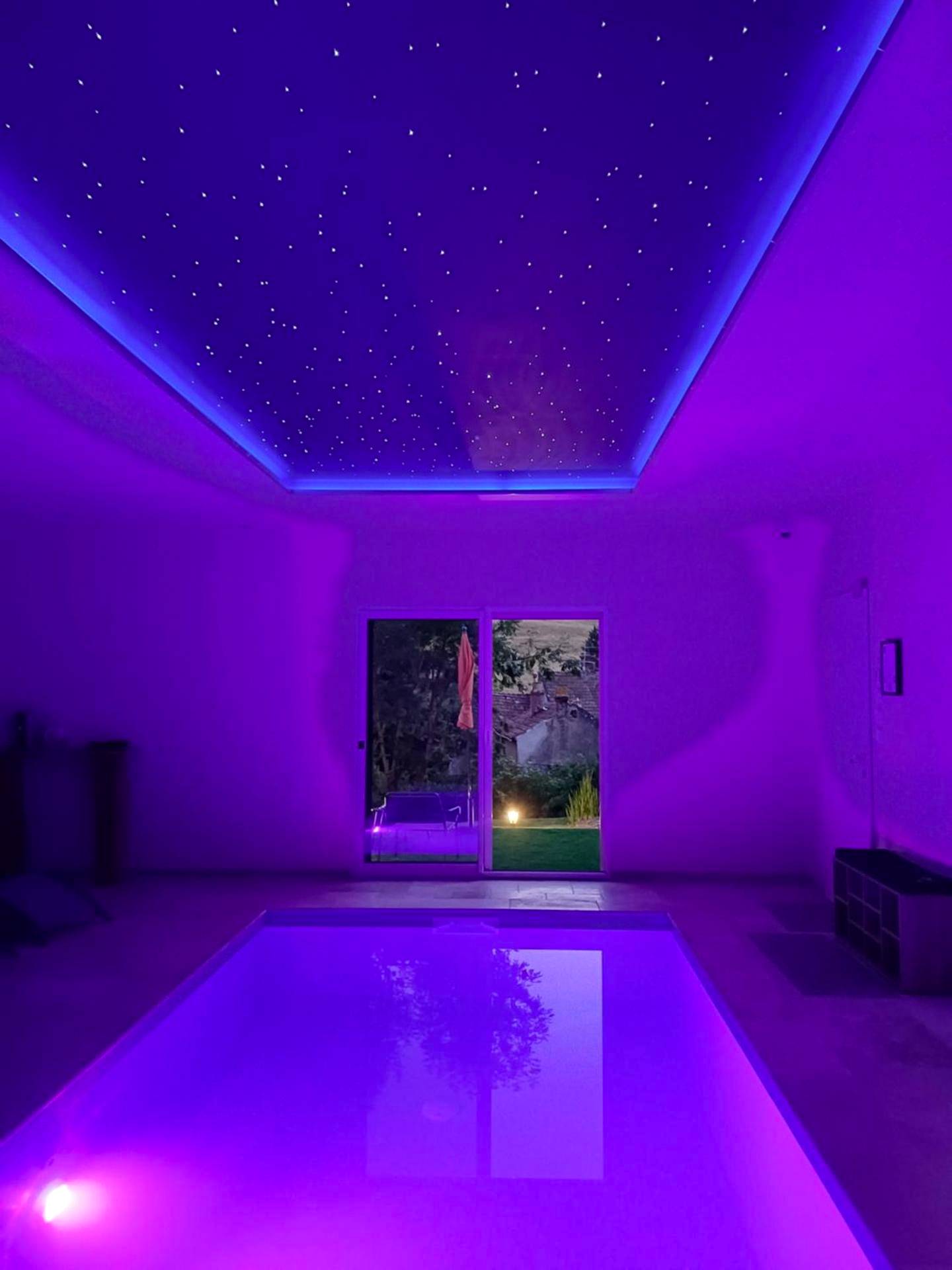 Bassin intérieur illuminé en violet - Bélénos - Suites & Spa