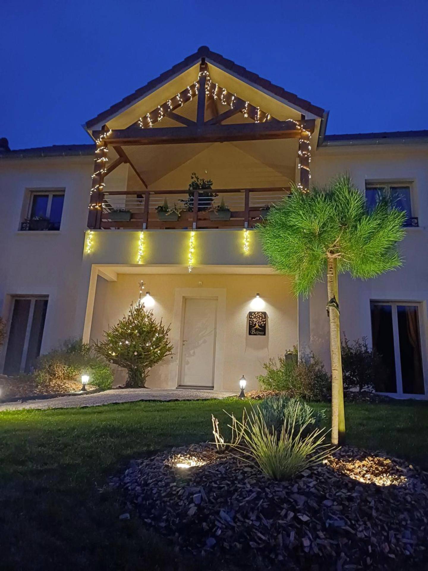 Façade illuminée avec jardin de nuit - Bélénos - Suites & Spa