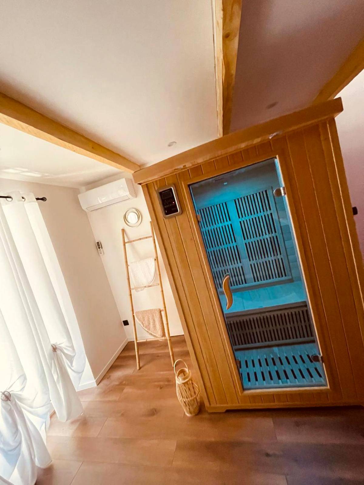 Sauna infrarouge privatif en bois - Love Room Bassan - La Belle Echapée