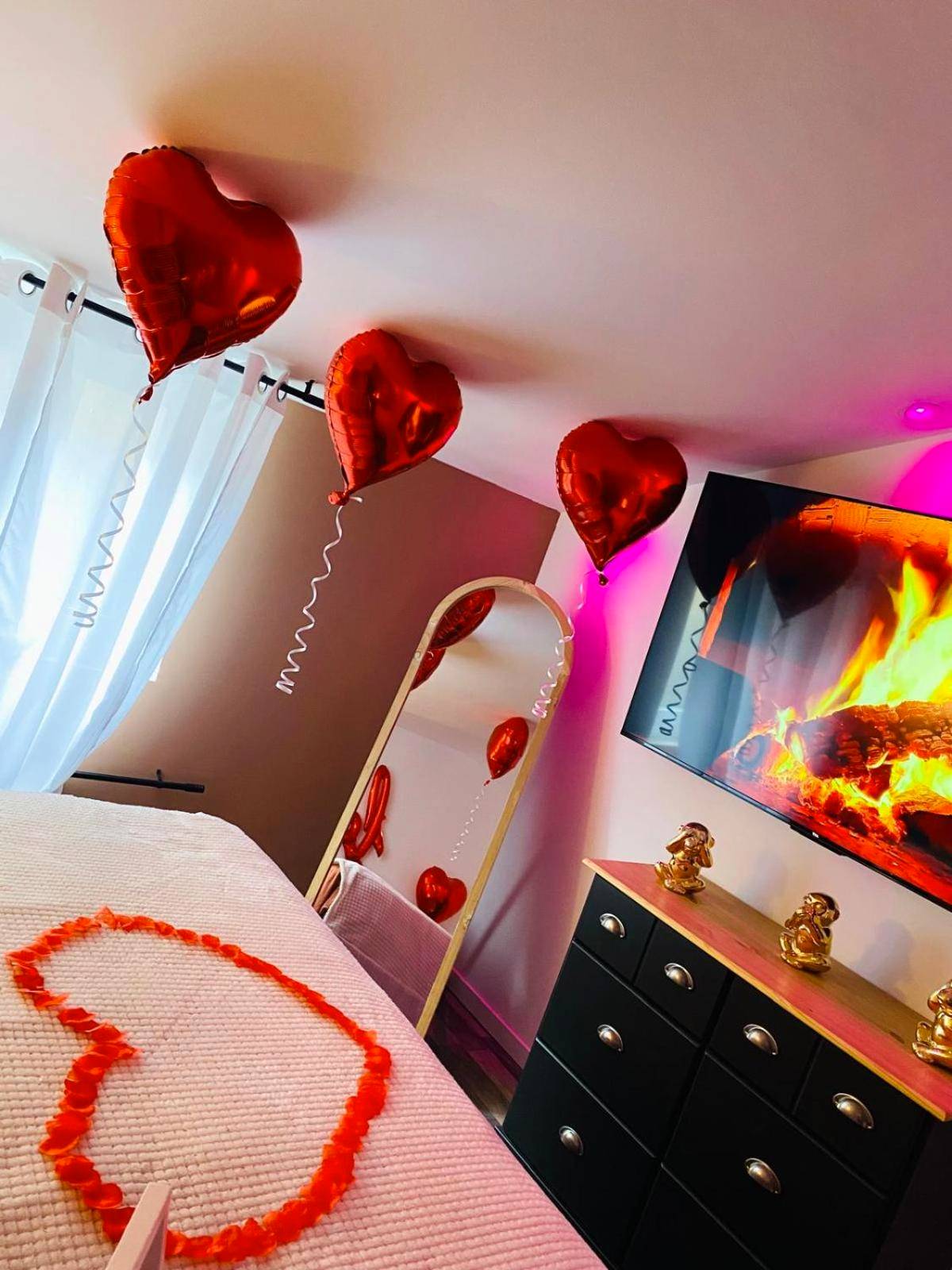 Décoration romantique avec ballons cœurs - La Belle Echapée