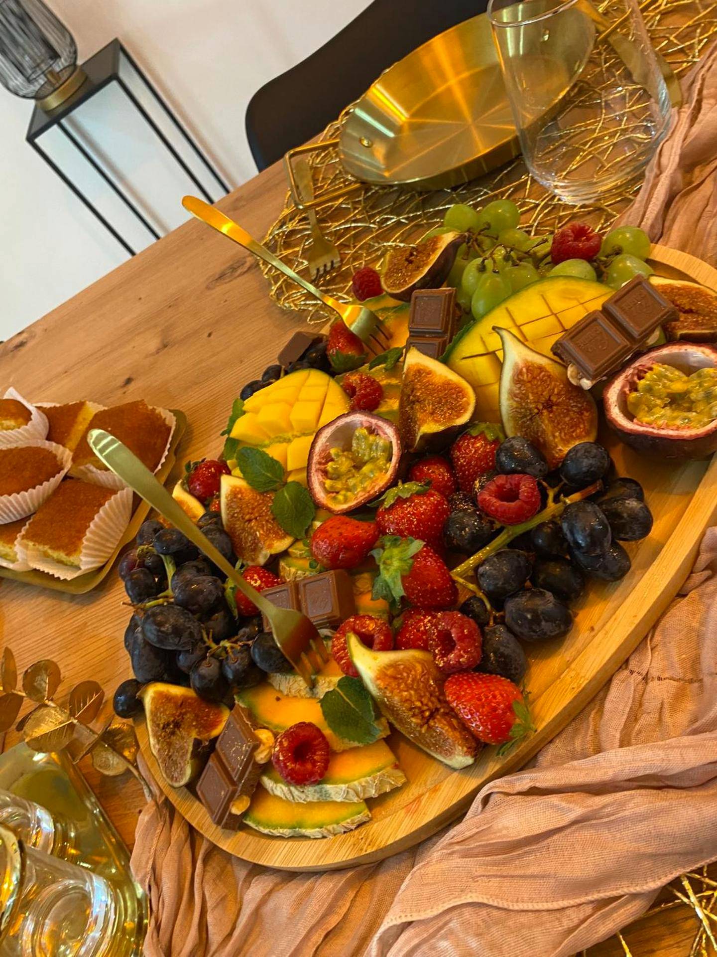 Plateau de fruits frais et chocolat - La Belle Echapée