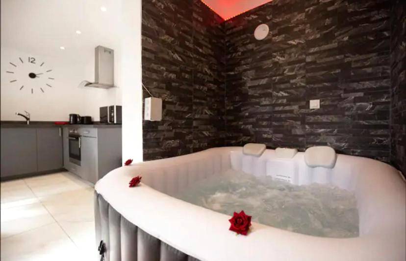 Vue du logement - La belle Hirondelle - Love Room Jacuzzi