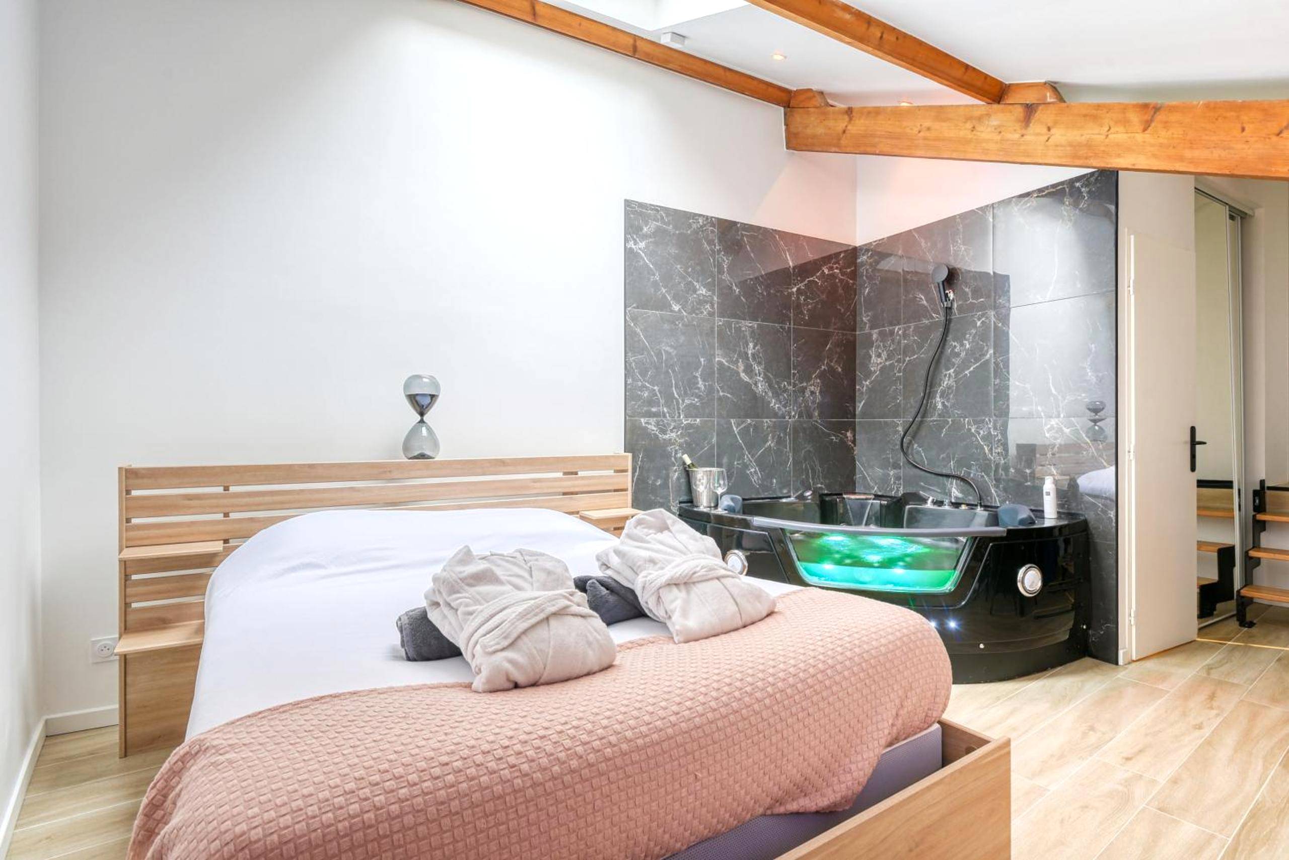 Lit double et jacuzzi privatif avec LED - Love Room Lyon - NEW / Belle et Rebelle avec jacuzzi