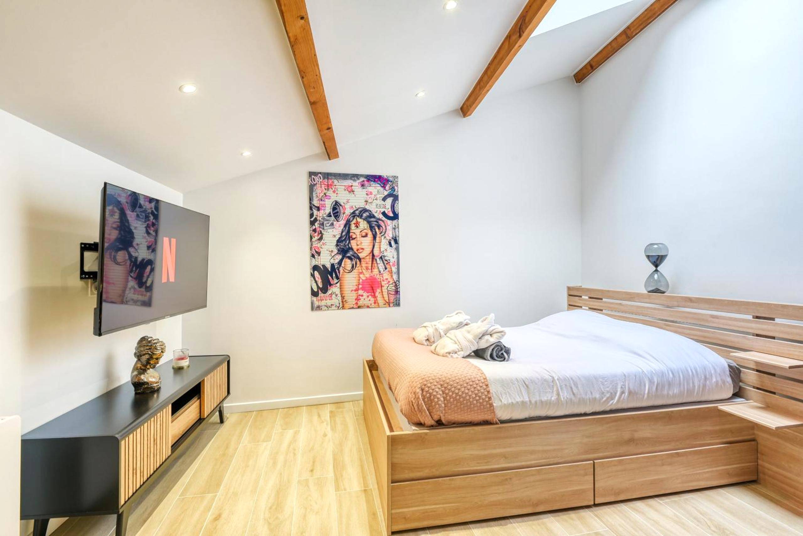 Chambre avec lit queen size et télévision - NEW / Belle et Rebelle avec jacuzzi