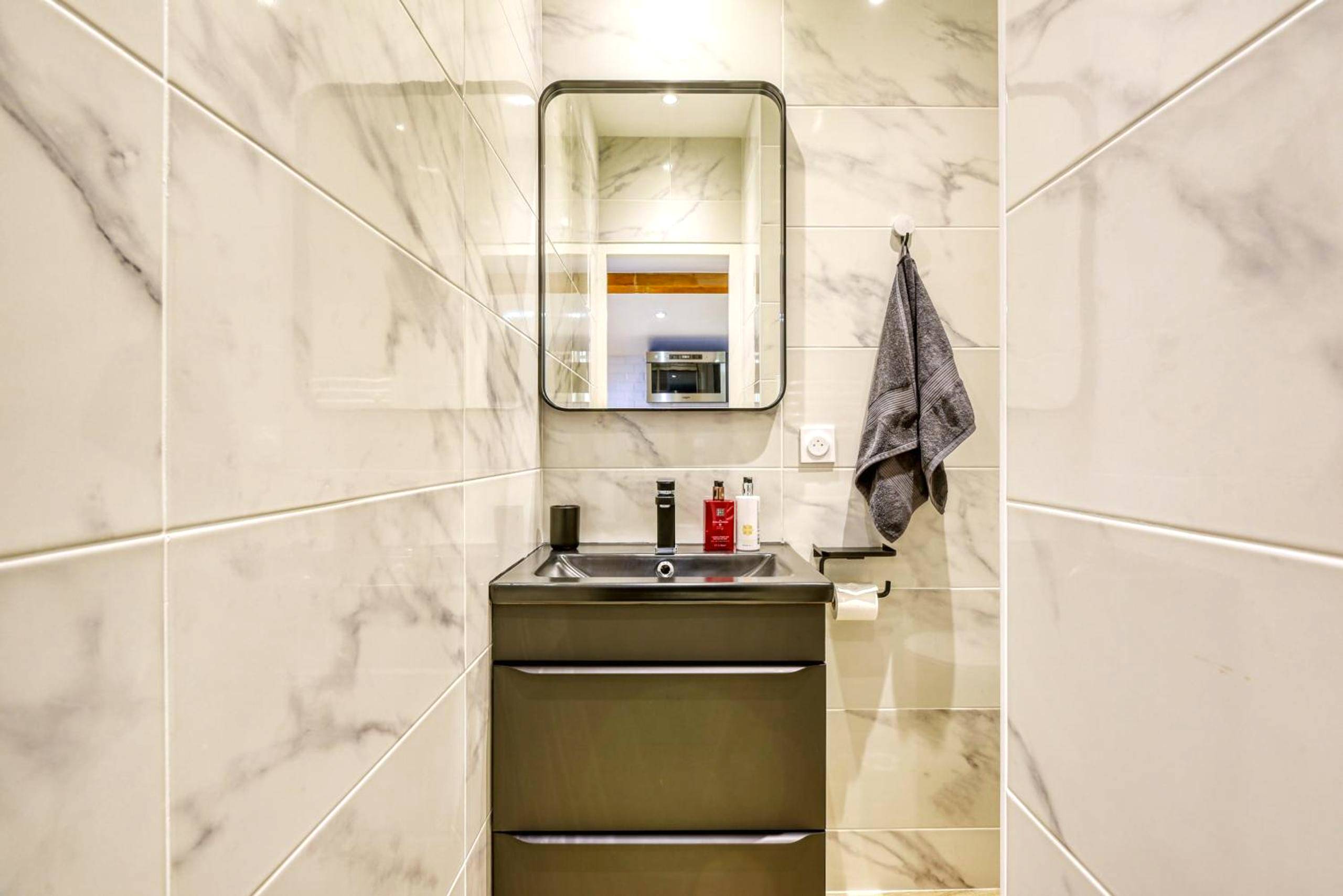 Meuble vasque noir et miroir sur mur marbré - NEW / Belle et Rebelle avec jacuzzi