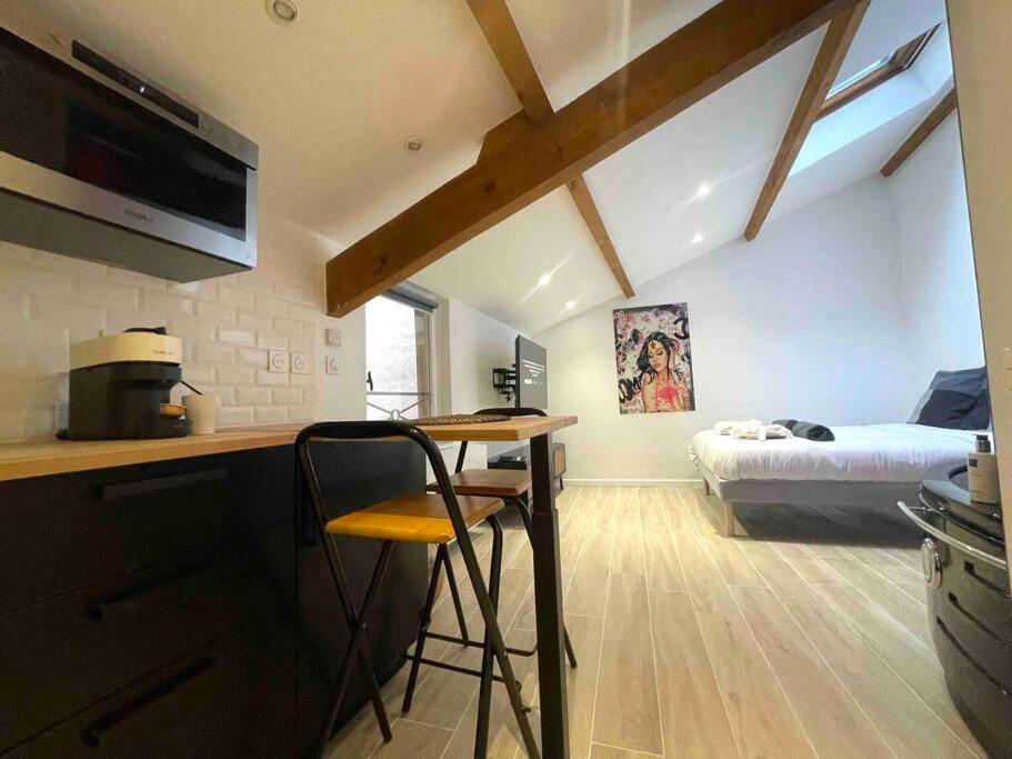 Coin repas avec tabourets et vue d'ensemble - NEW / Belle et Rebelle avec jacuzzi