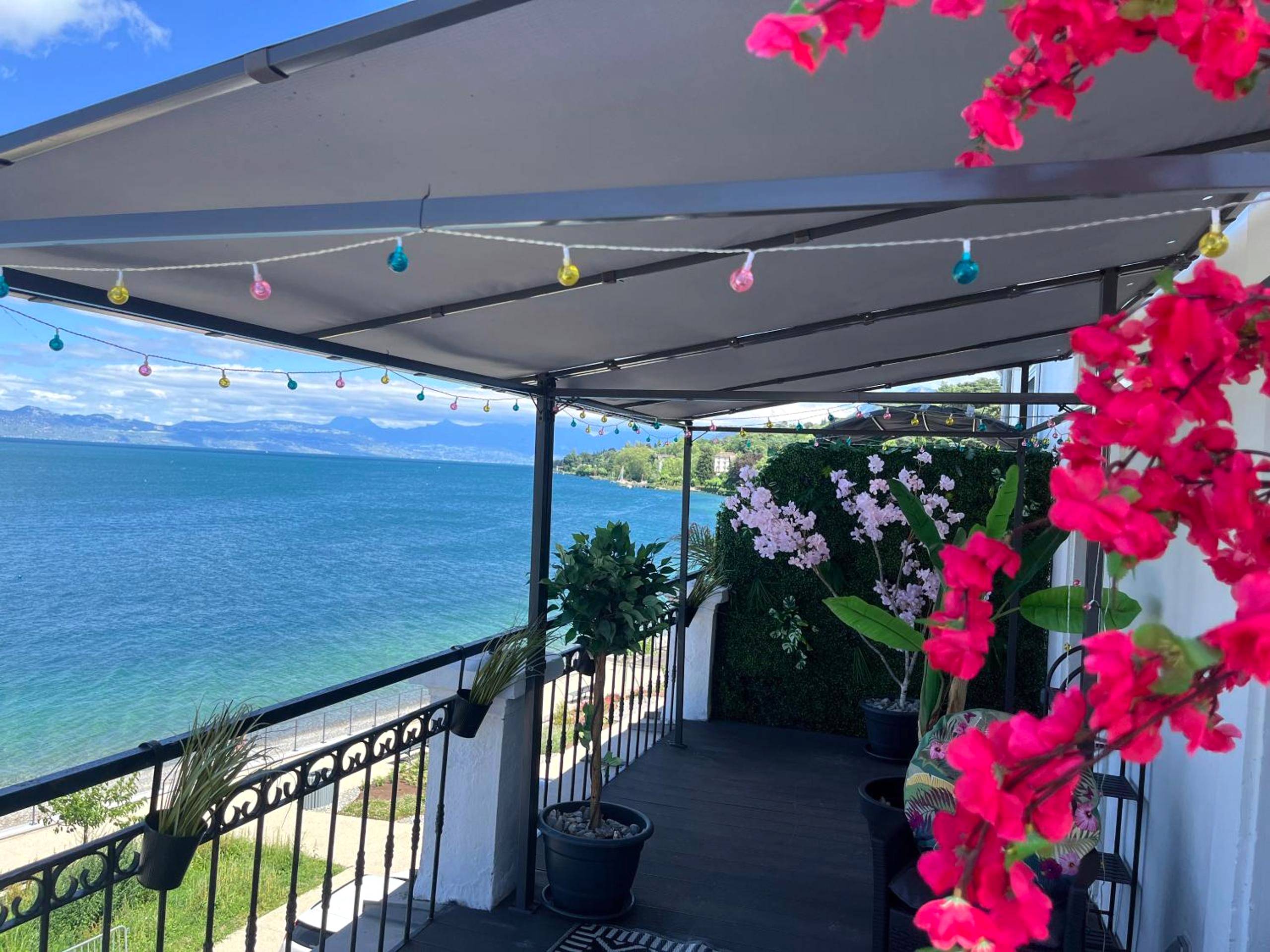 Terrasse couverte avec vue sur le lac - Love Room Publier - BelleRive Love Room