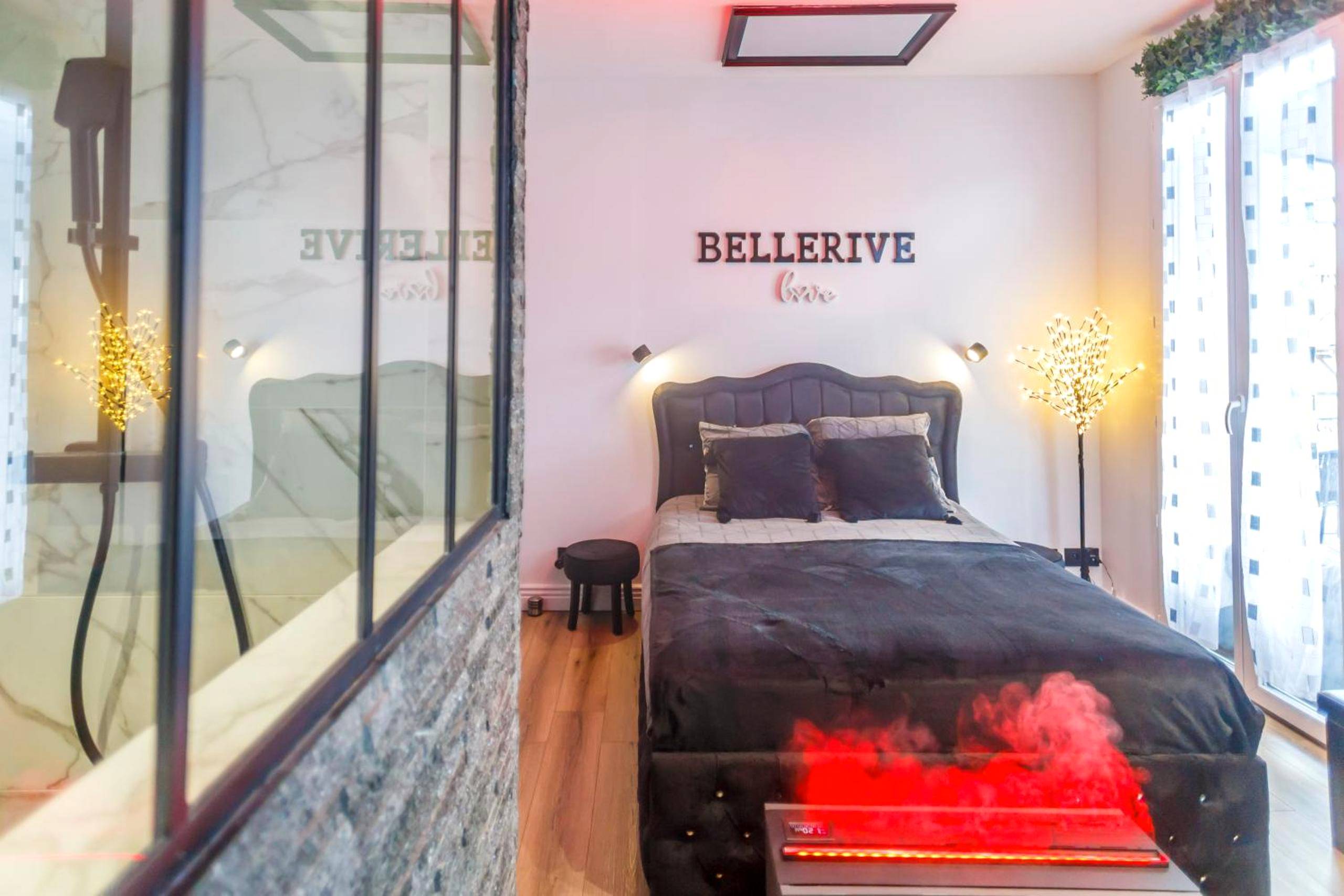 Chambre avec lit double et ambiance lumineuse - BelleRive Love Room