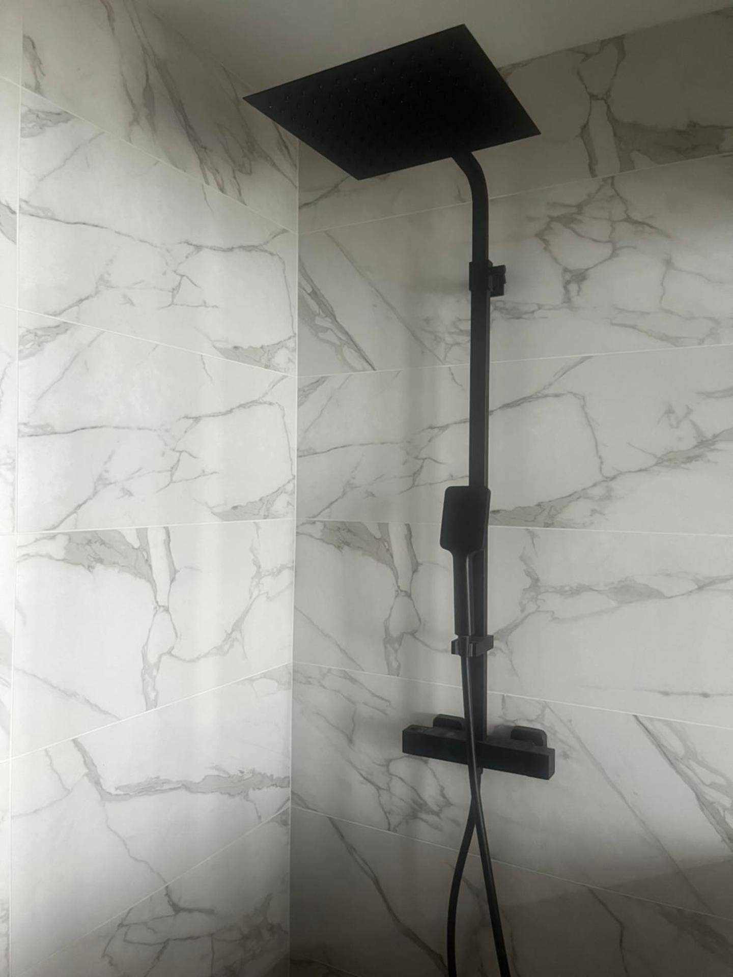 Douche à l'italienne avec robinetterie noire - BelleRive Love Room