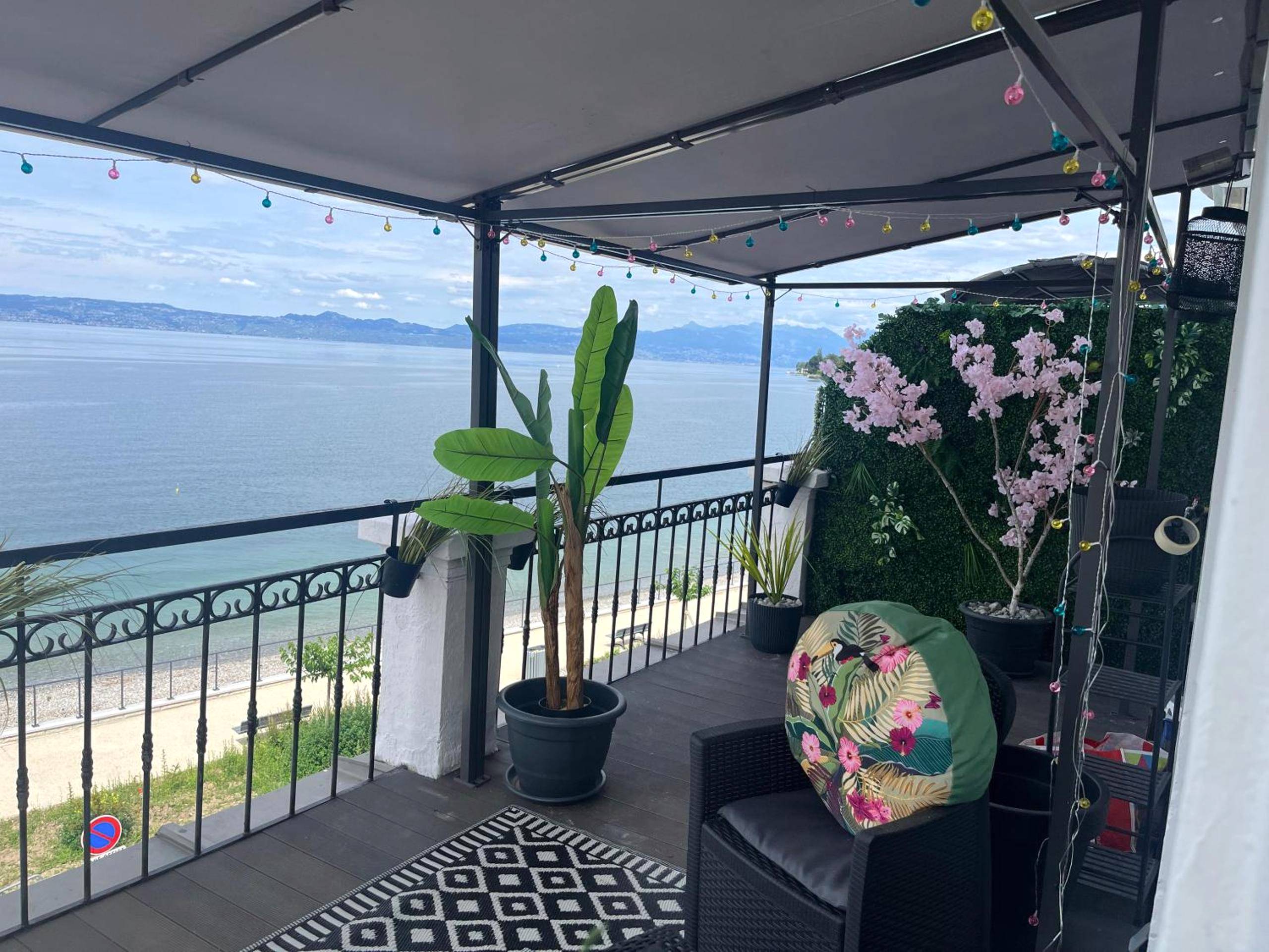 Espace détente extérieur avec mobilier de jardin - BelleRive Love Room