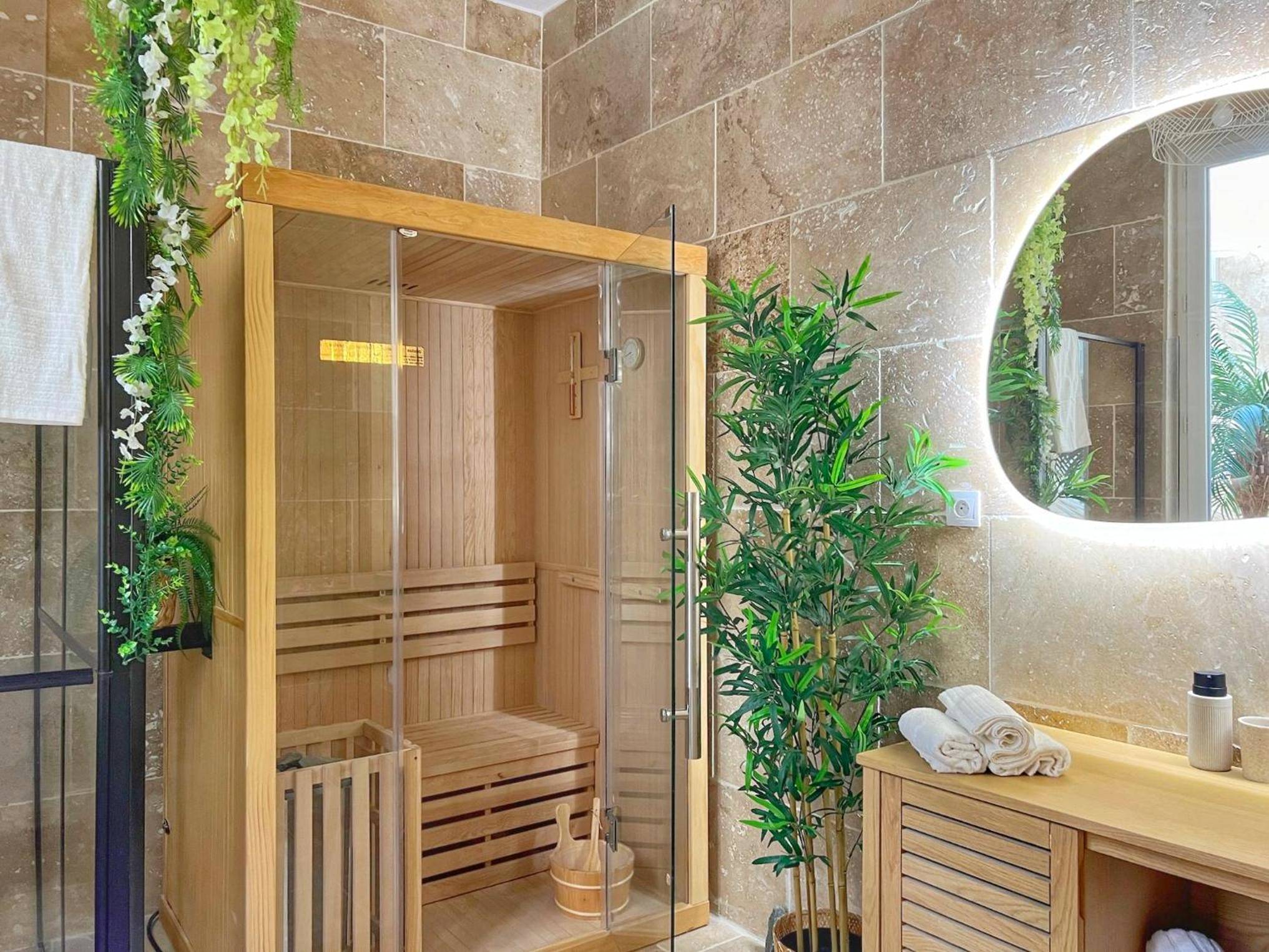 Photo du logement - Bien - être au naturel, Love Room, Jacuzzi Sauna, Centre - Historique