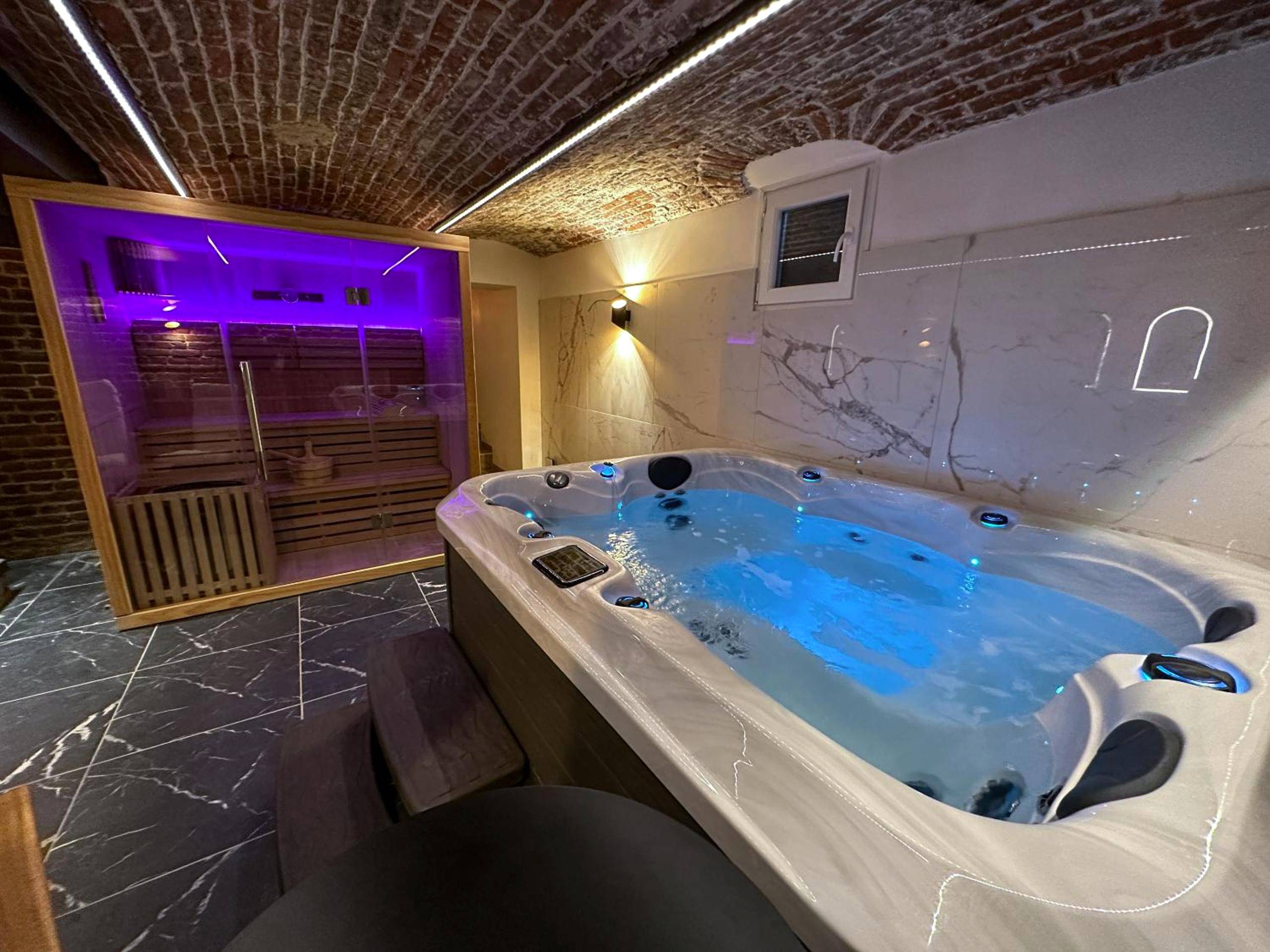 Jacuzzi privatif et sauna sous voûte en briques - Love Room Lille - Le Bijou - Appartement, Sauna et Jacuzzi - Lille