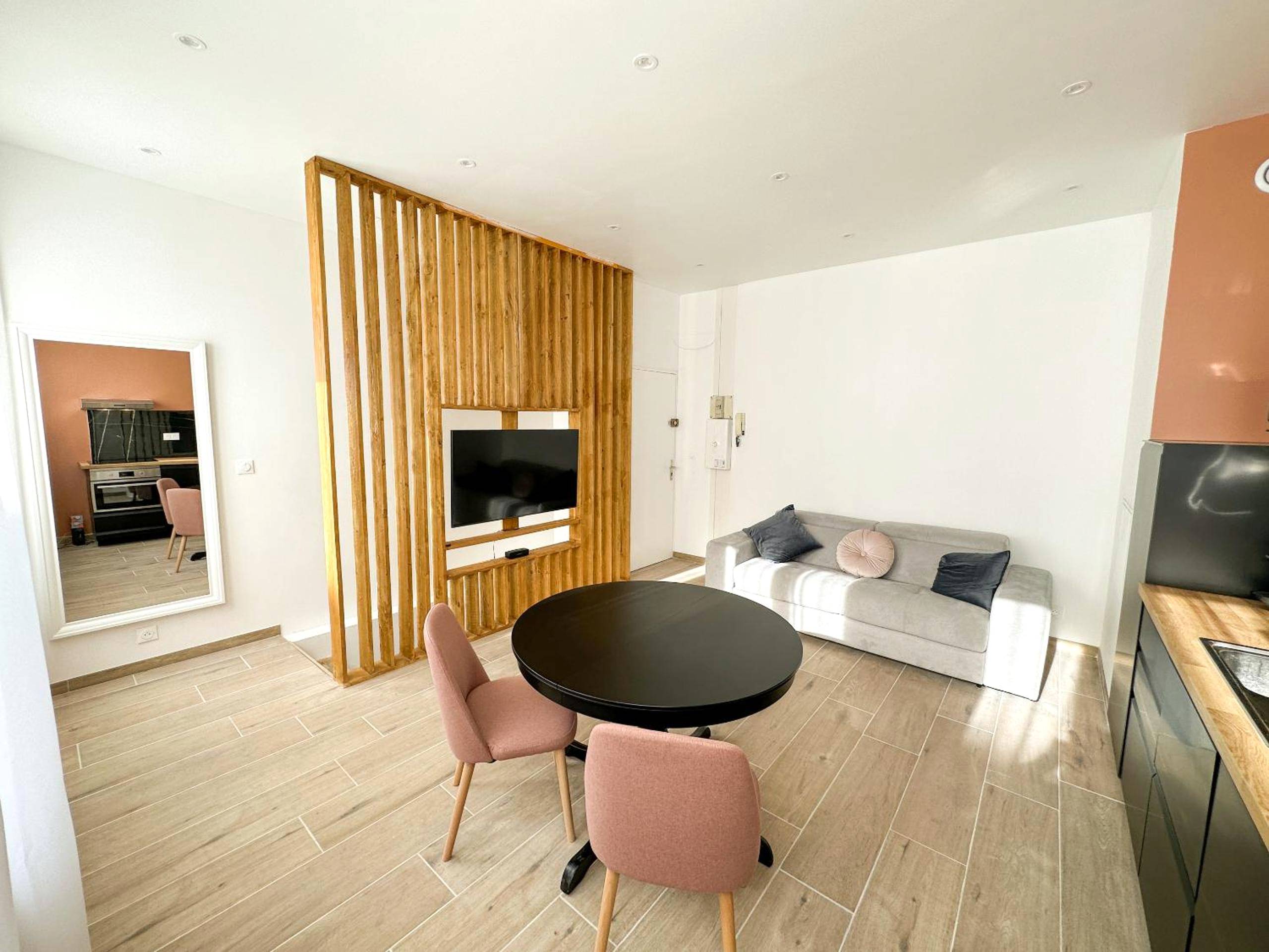 Salon lumineux avec canapé et coin repas - Le Bijou - Appartement, Sauna et Jacuzzi - Lille