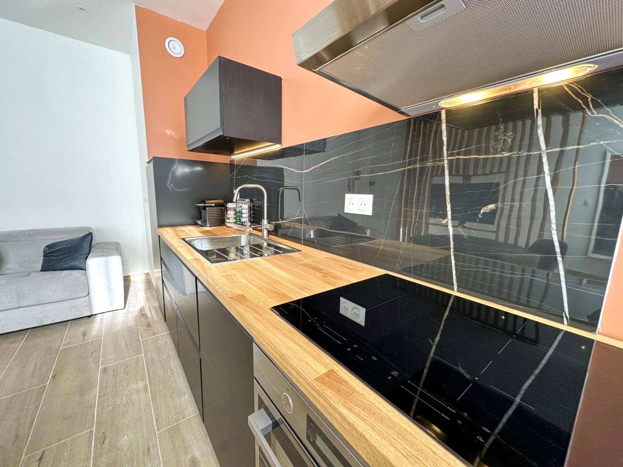 Cuisine équipée avec plaque à induction - Le Bijou - Appartement, Sauna et Jacuzzi - Lille
