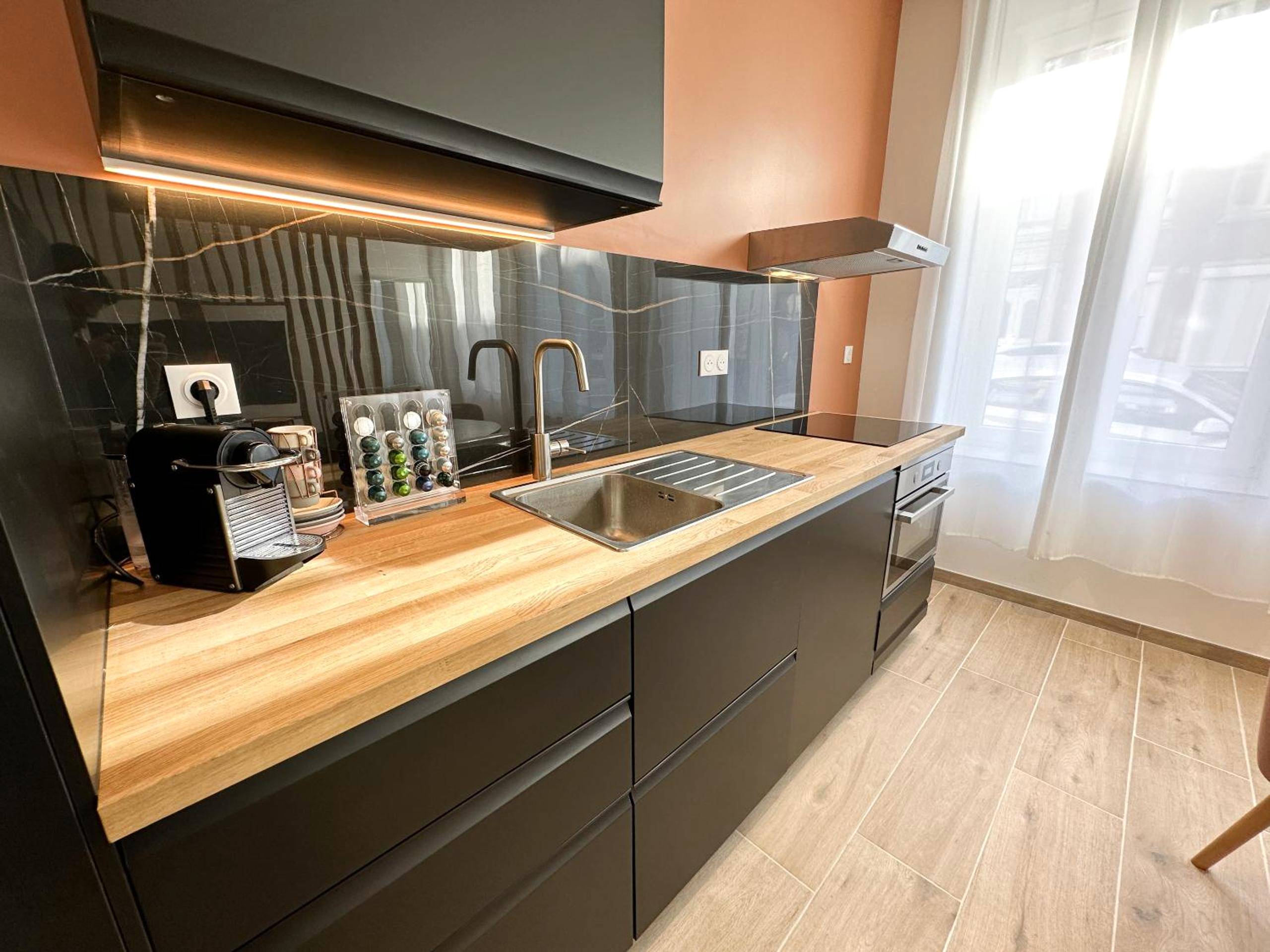 Cuisine moderne avec plan de travail en bois - Le Bijou - Appartement, Sauna et Jacuzzi - Lille