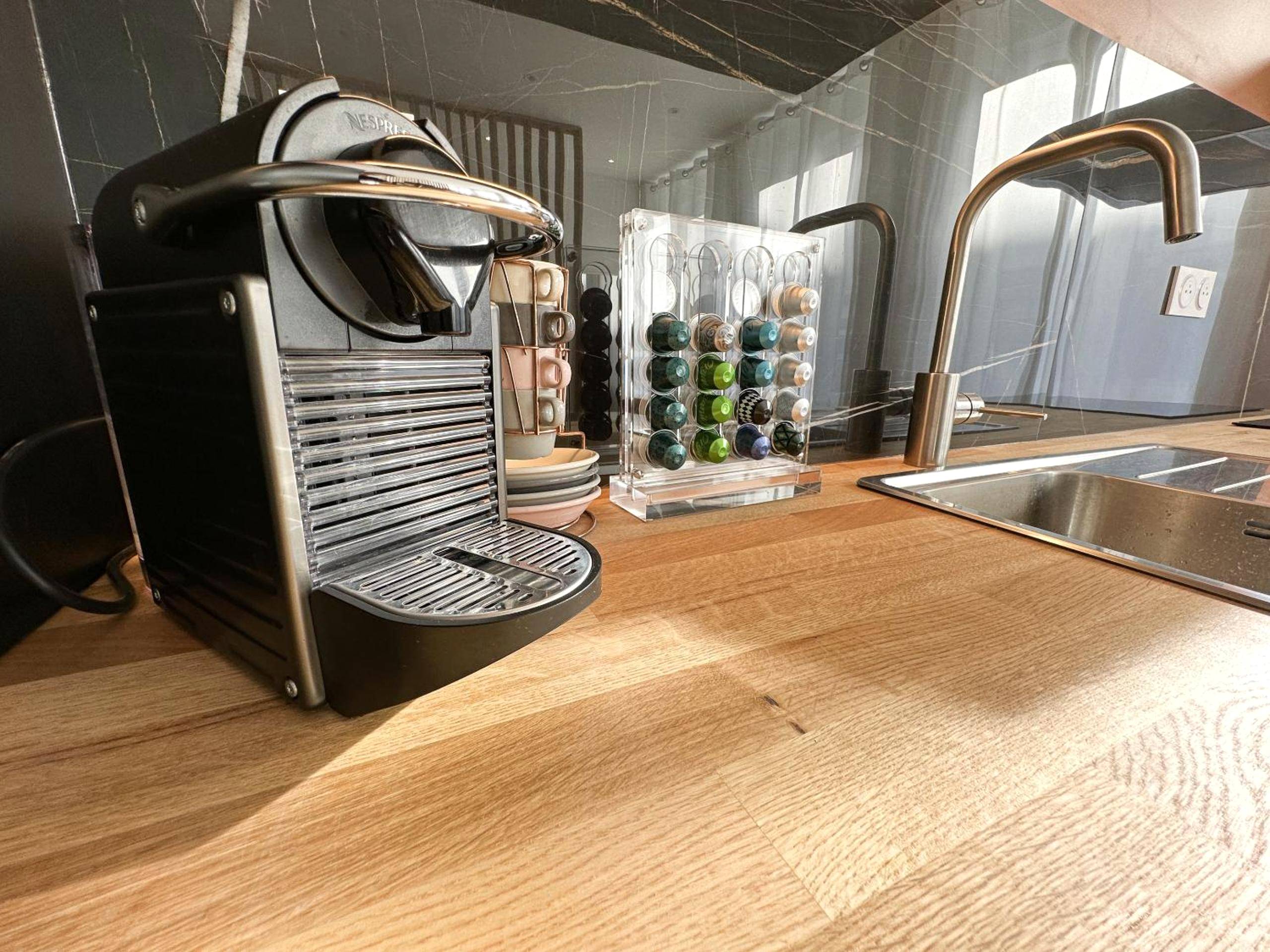 Machine à café et capsules sur plan de travail - Le Bijou - Appartement, Sauna et Jacuzzi - Lille