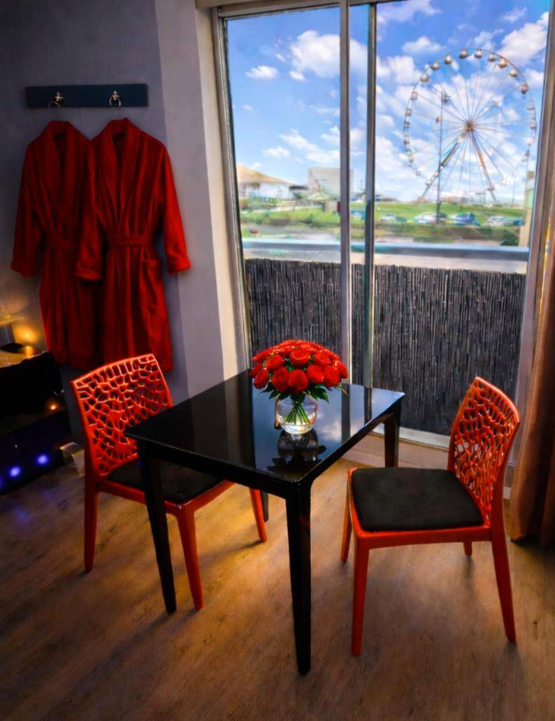 Table romantique avec vue sur la grande roue - Grand Studio BISCARROSSE PLAGE Une nuit A 2 avec Sauna Luxe, Balnéo,...
