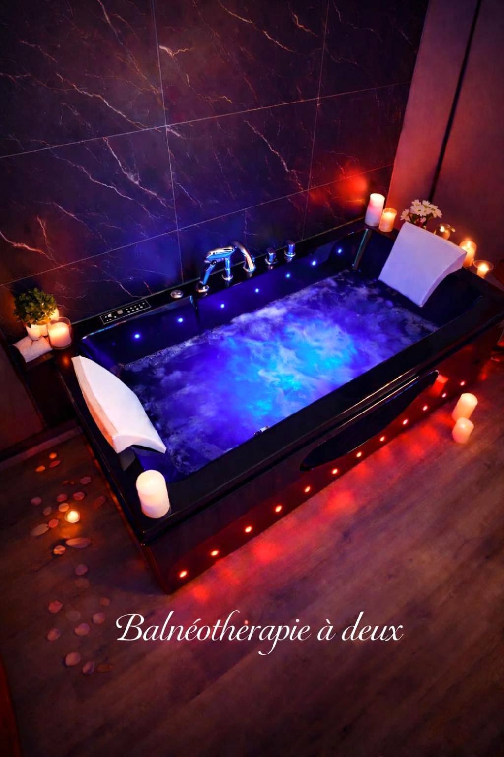 Baignoire balnéo lumineuse avec bougies - Grand Studio BISCARROSSE PLAGE Une nuit A 2 avec Sauna Luxe, Balnéo, Océan...