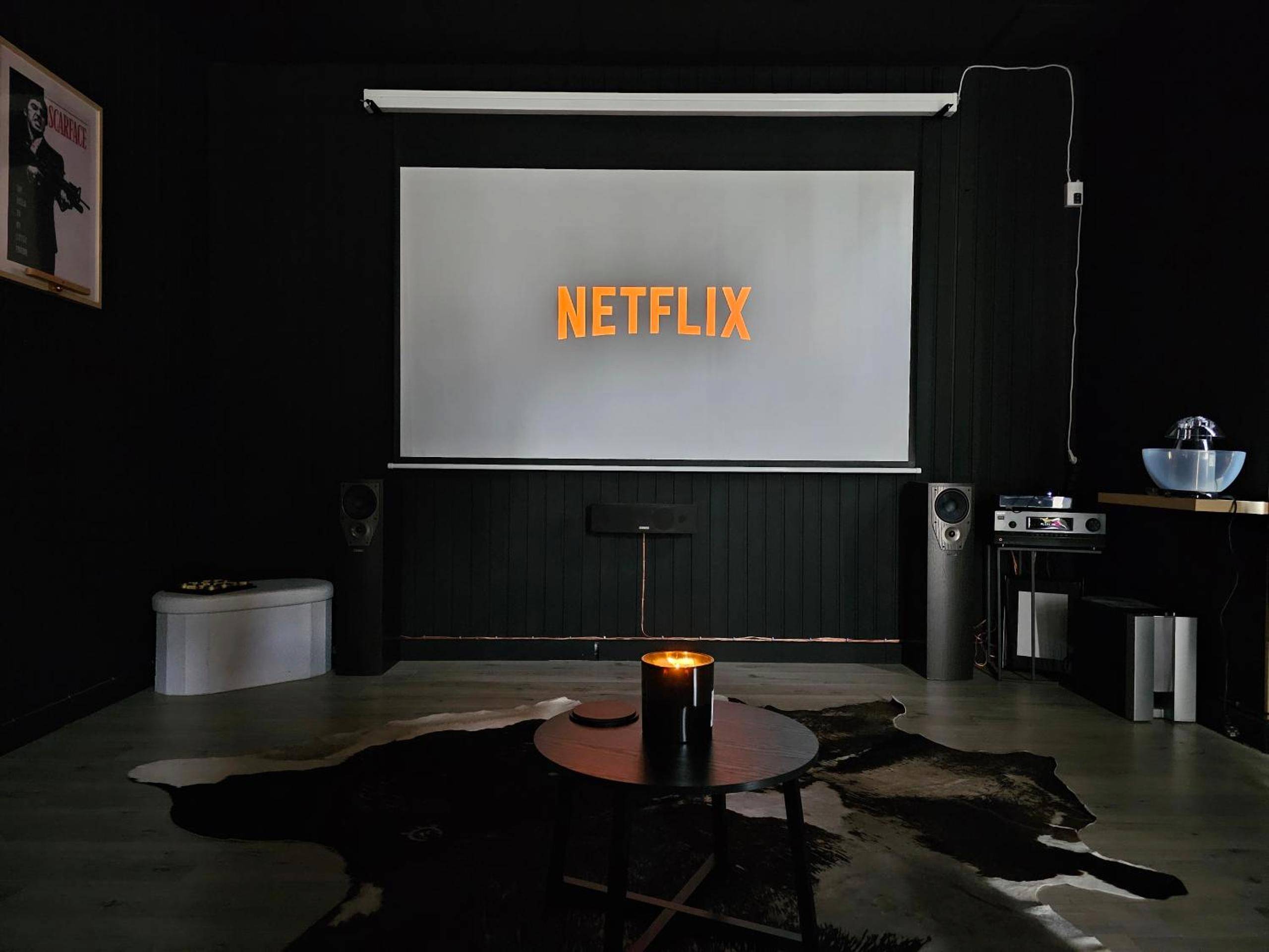 Écran de projection avec home cinéma - Love Room Épinal - BLACK BOX CINEMA appartement avec balnéo