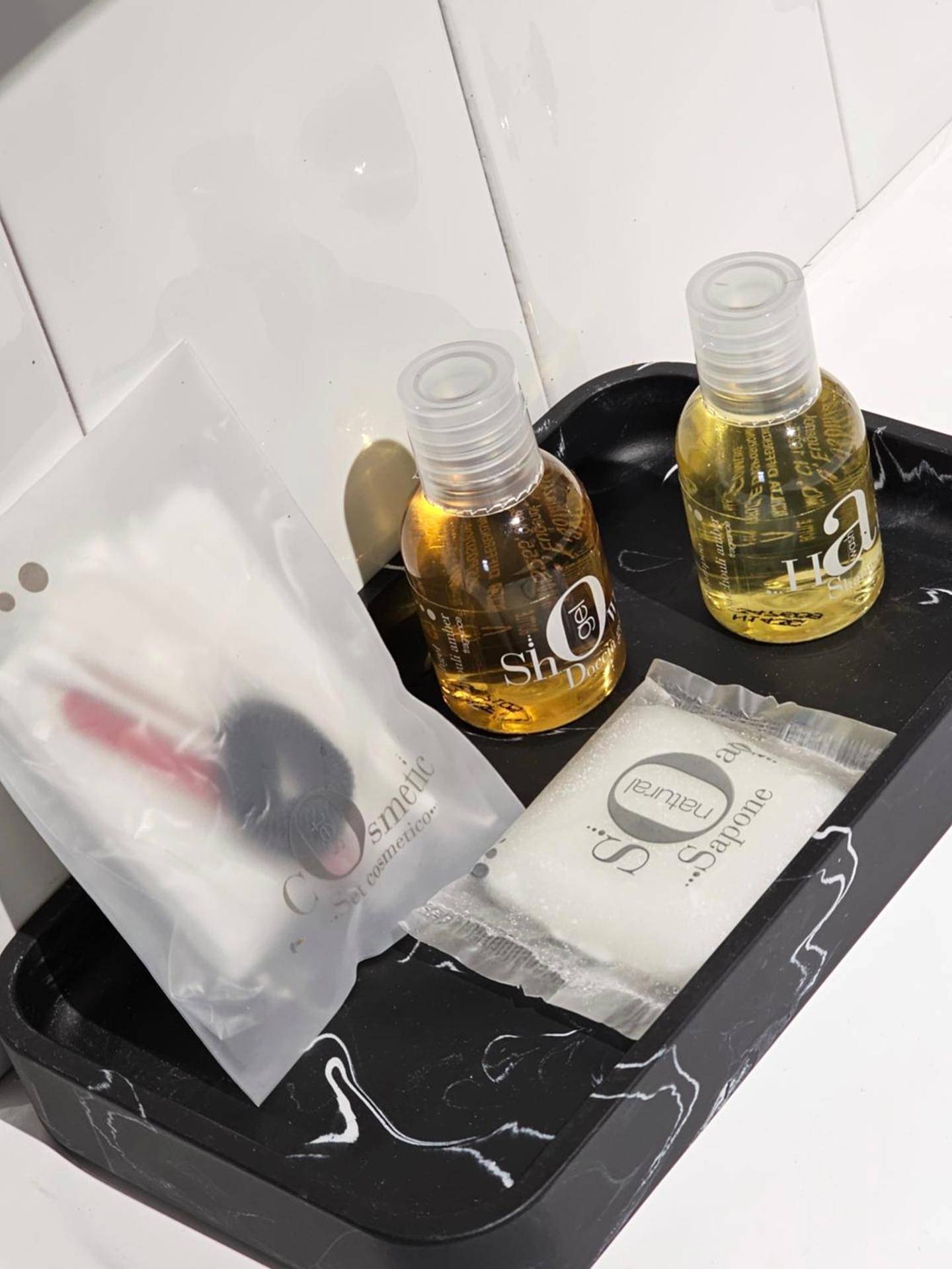 Produits d'accueil et de toilette - BLACK BOX CINEMA appartement avec balnéo