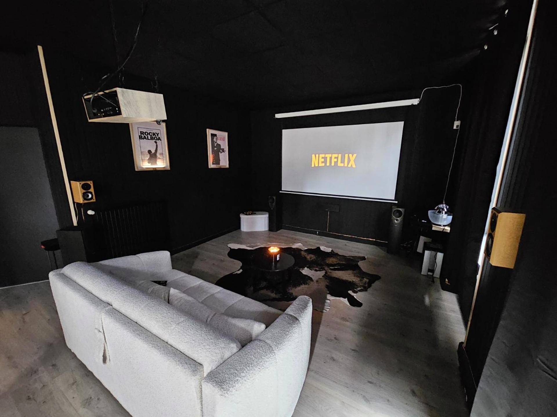 Photo du logement - BLACK BOX CINEMA appartement avec balnéo - Épinal