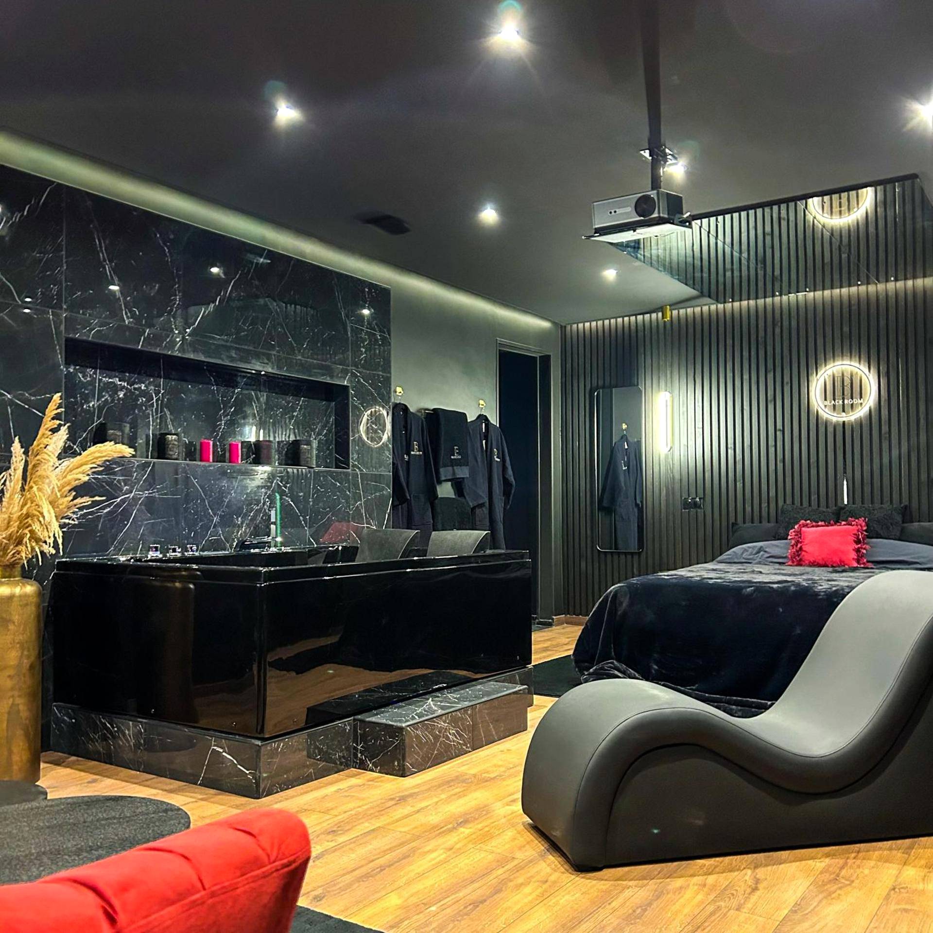 Jacuzzi noir et divan tantrique dans suite - Love Room Le Havre - BlackRoom Suite de Luxe 50 Nuances de grey