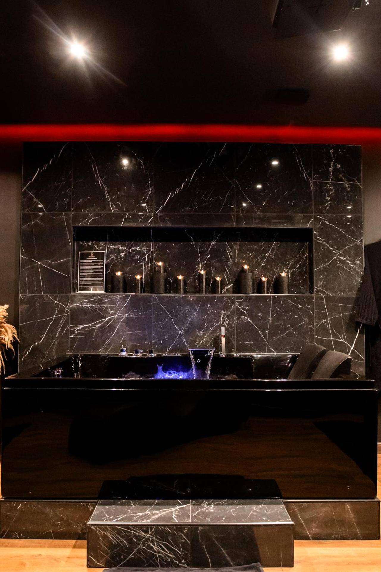 Baignoire balnéo devant mur en marbre noir - BlackRoom Suite de Luxe 50 Nuances de grey