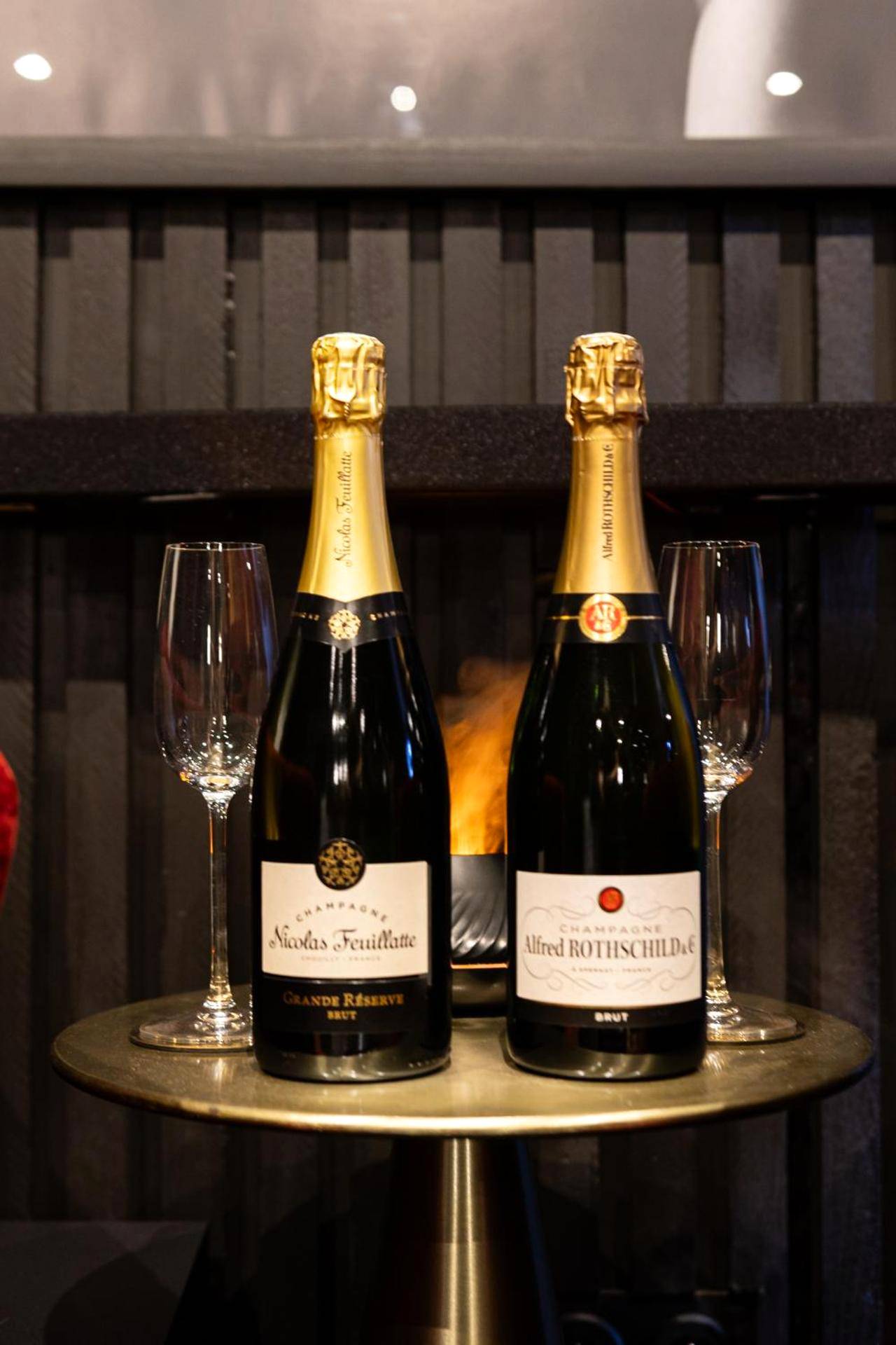 Bouteilles de champagne et flûtes sur table - BlackRoom Suite de Luxe 50 Nuances de grey