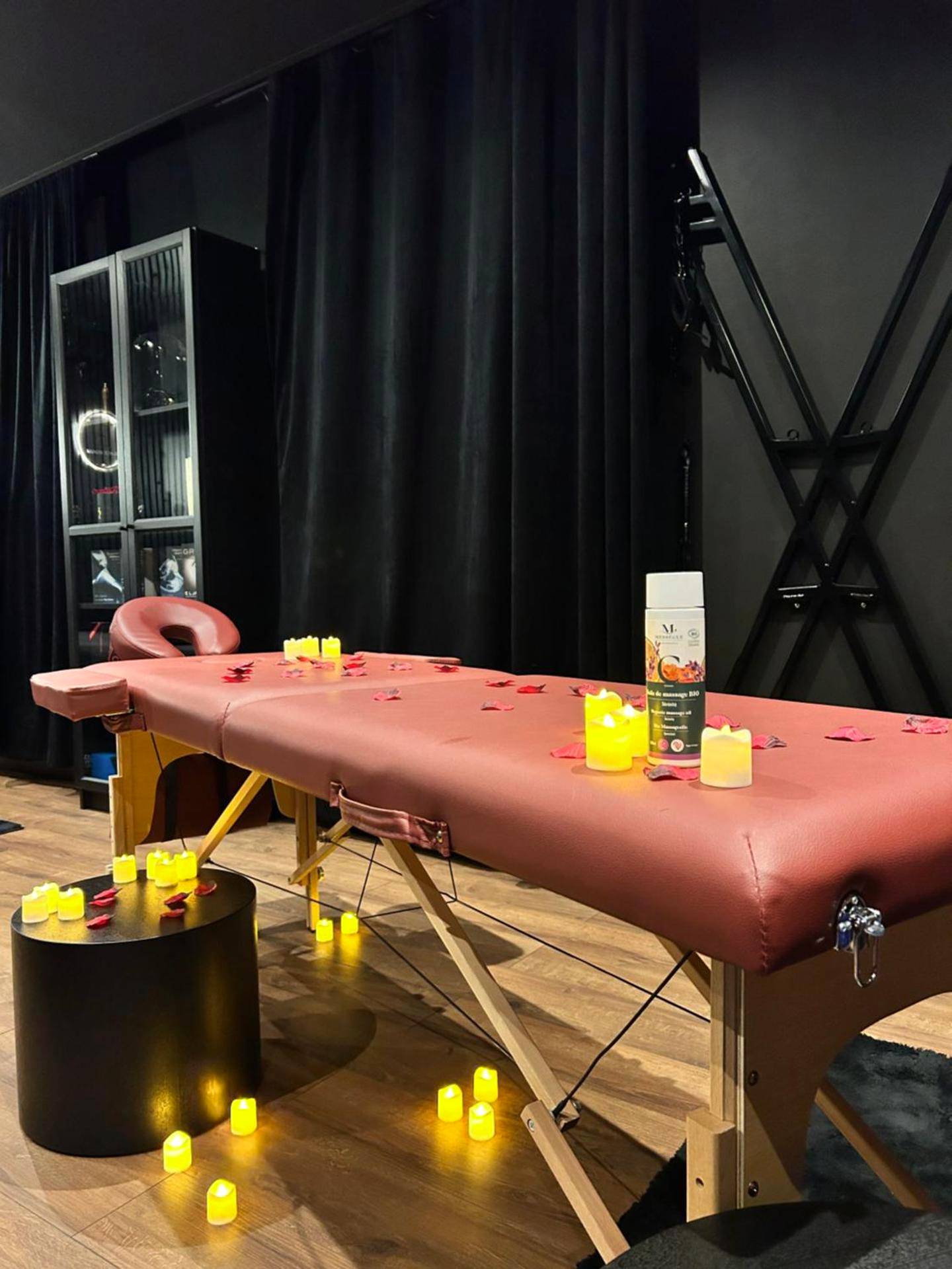 Table de massage avec bougies et pétales - BlackRoom Suite de Luxe 50 Nuances de grey
