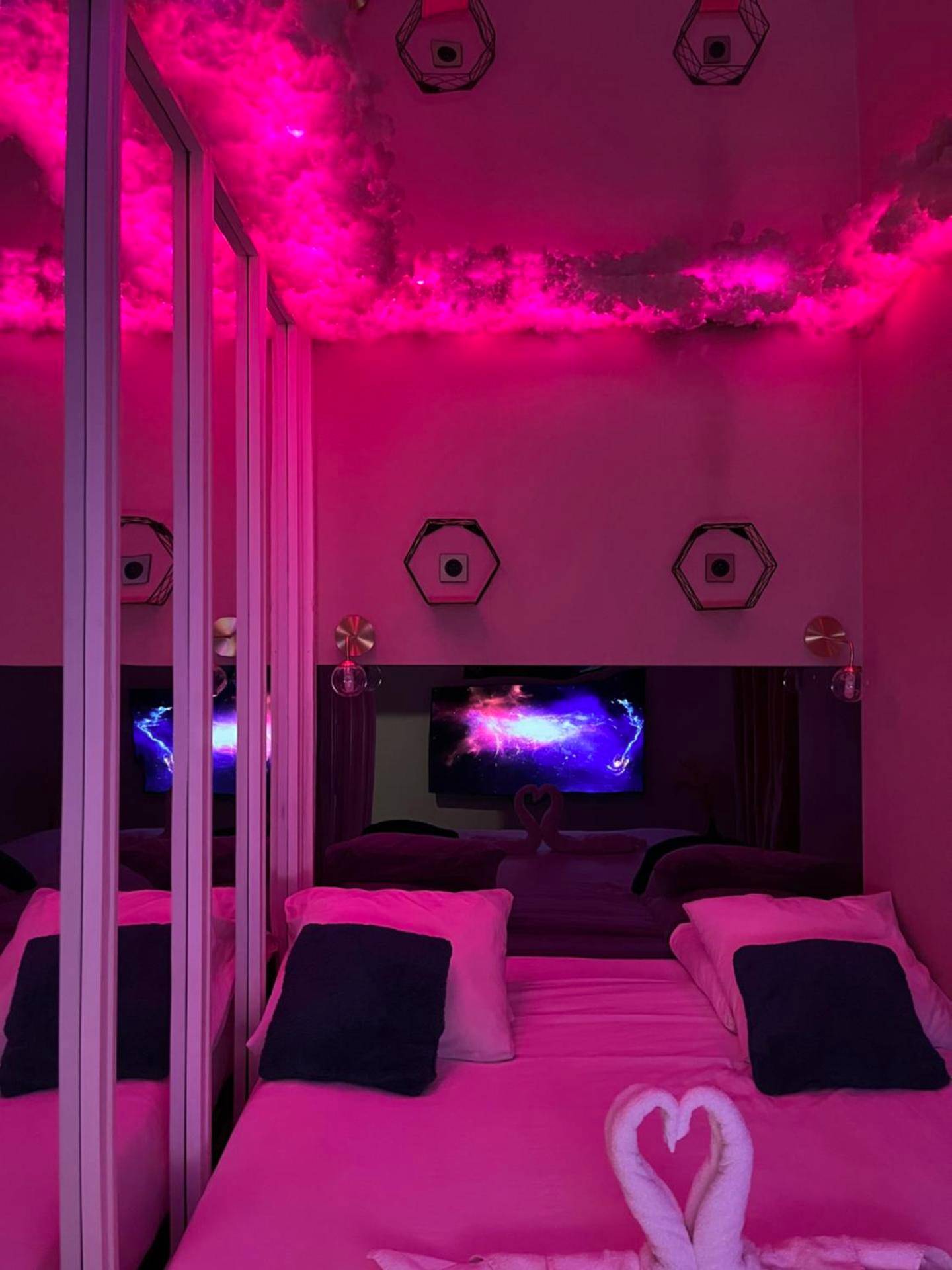 Lit avec cygnes en serviette et plafond nuage - Love Room Aubervilliers - Le BLUE