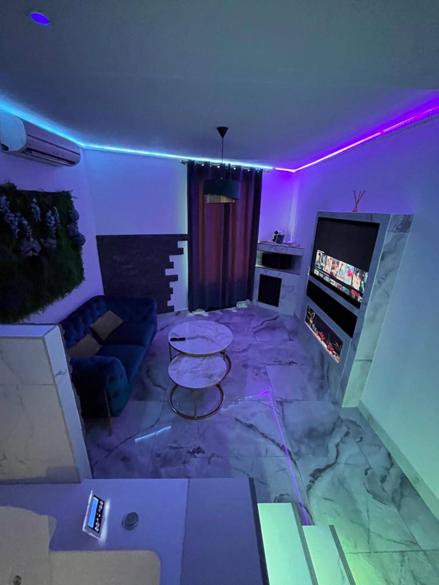 Salon moderne avec éclairage LED et grand écran - Le BLUE