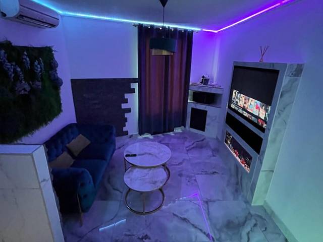 Salon moderne avec éclairage LED et grand écran - Le BLUE