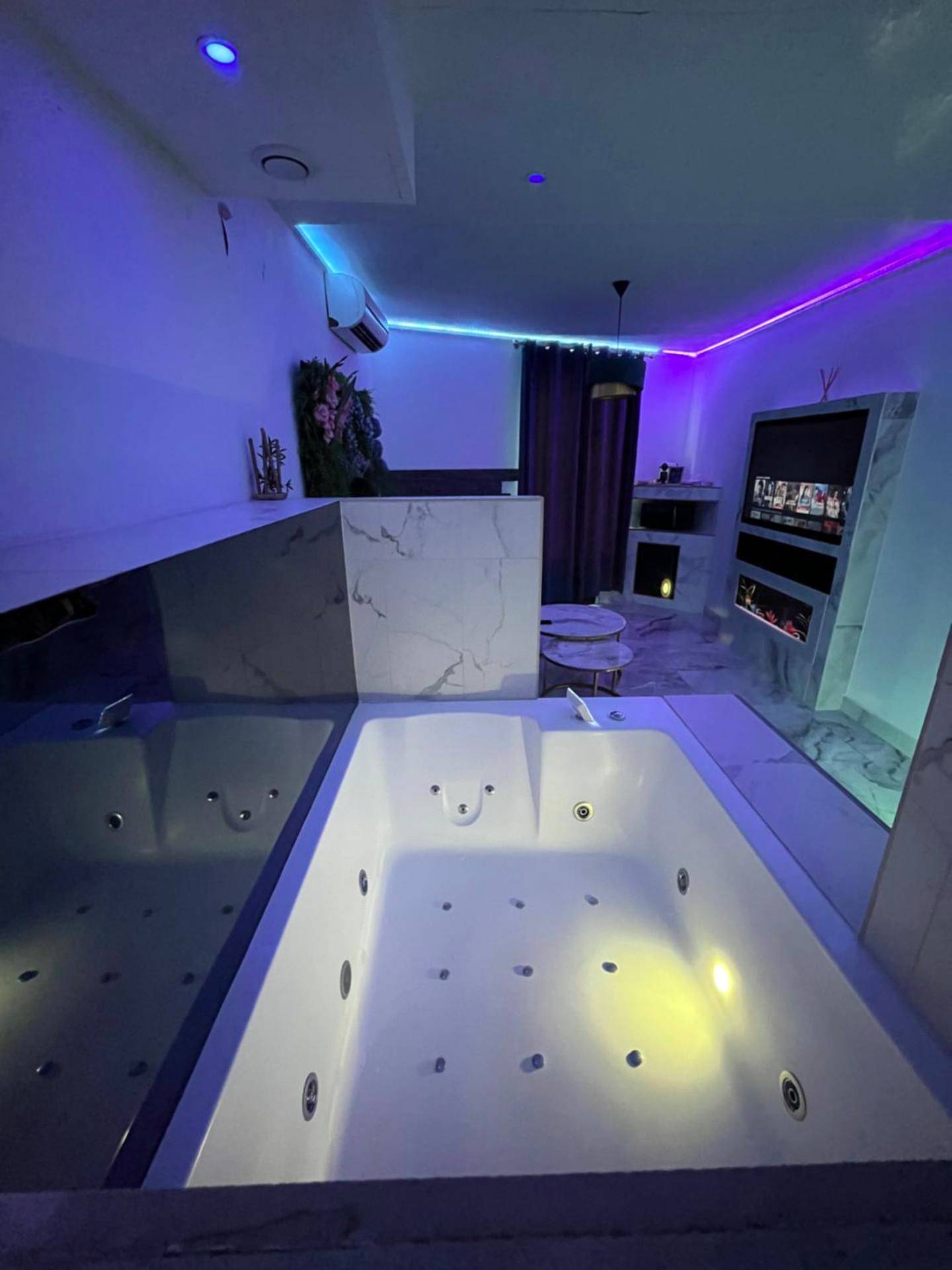 Jacuzzi privatif avec buses massantes éclairées - Le BLUE