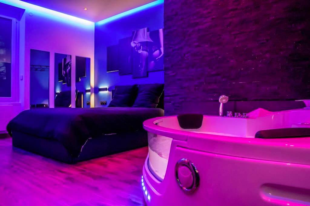 Jacuzzi privatif et lit avec éclairage néon - BLUE NIGHT - Jacuzzi - Bord de Seine
