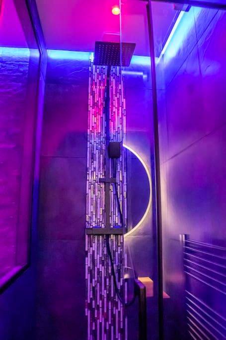 Douche à l'italienne avec mosaïque et LED - BLUE NIGHT - Jacuzzi - Bord de Seine