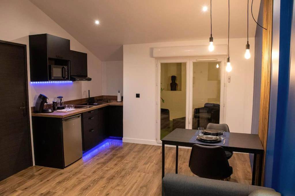 Cuisine équipée avec éclairage bleu et coin repas - BLUE NIGHT - Jacuzzi - Bord de Seine