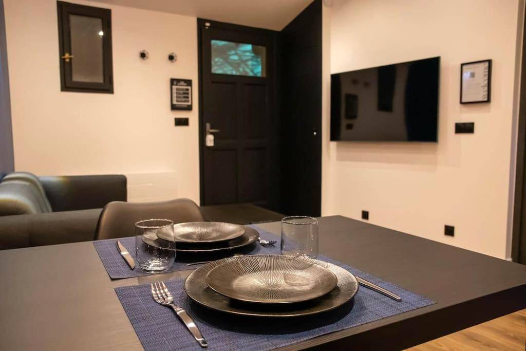 Table dressée pour deux avec vue sur le salon - BLUE NIGHT - Jacuzzi - Bord de Seine