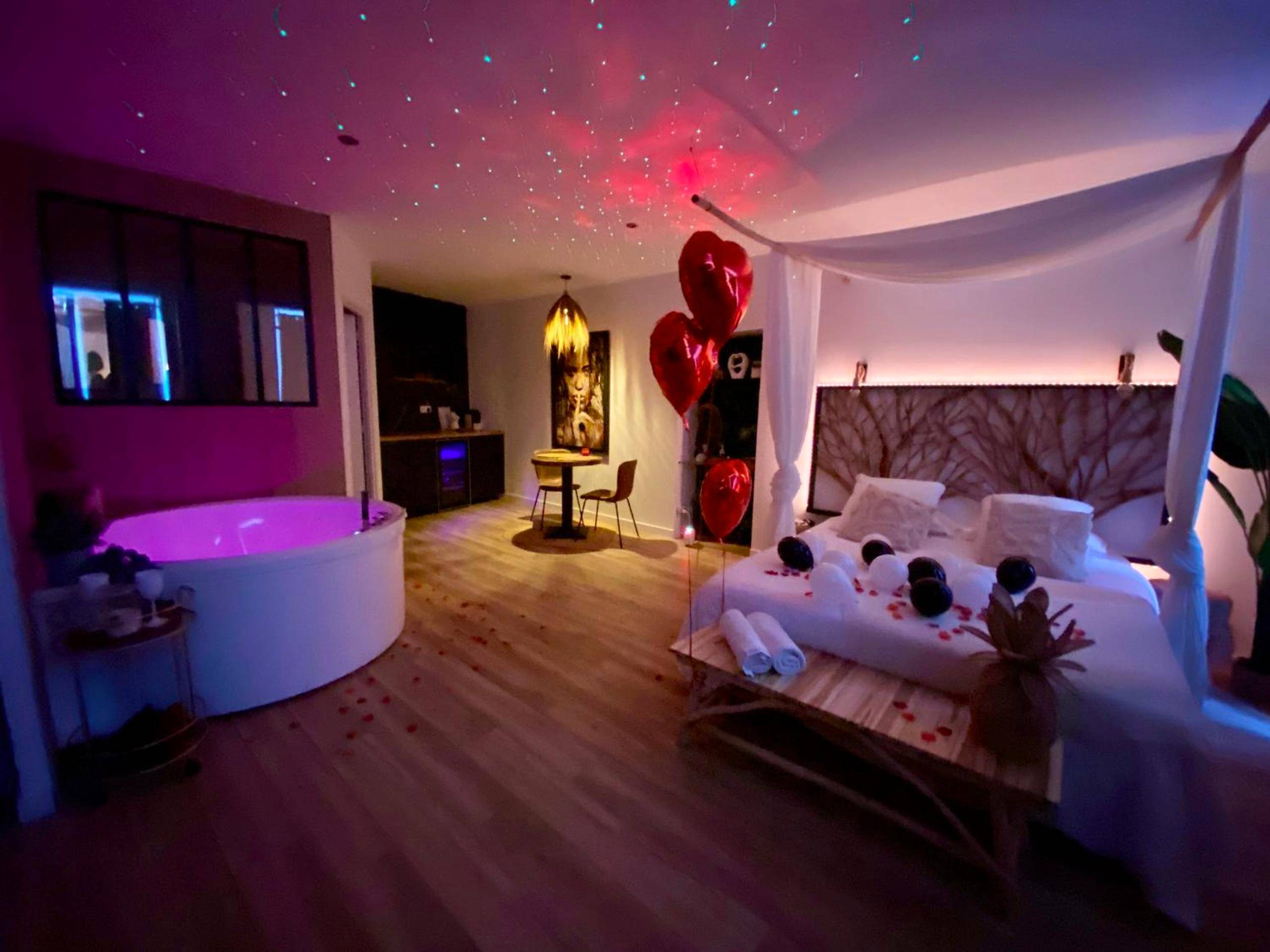 Suite avec jacuzzi et ciel étoilé lumineux - Love Room Sète - Le Bohème Spa, loveroom à Sète