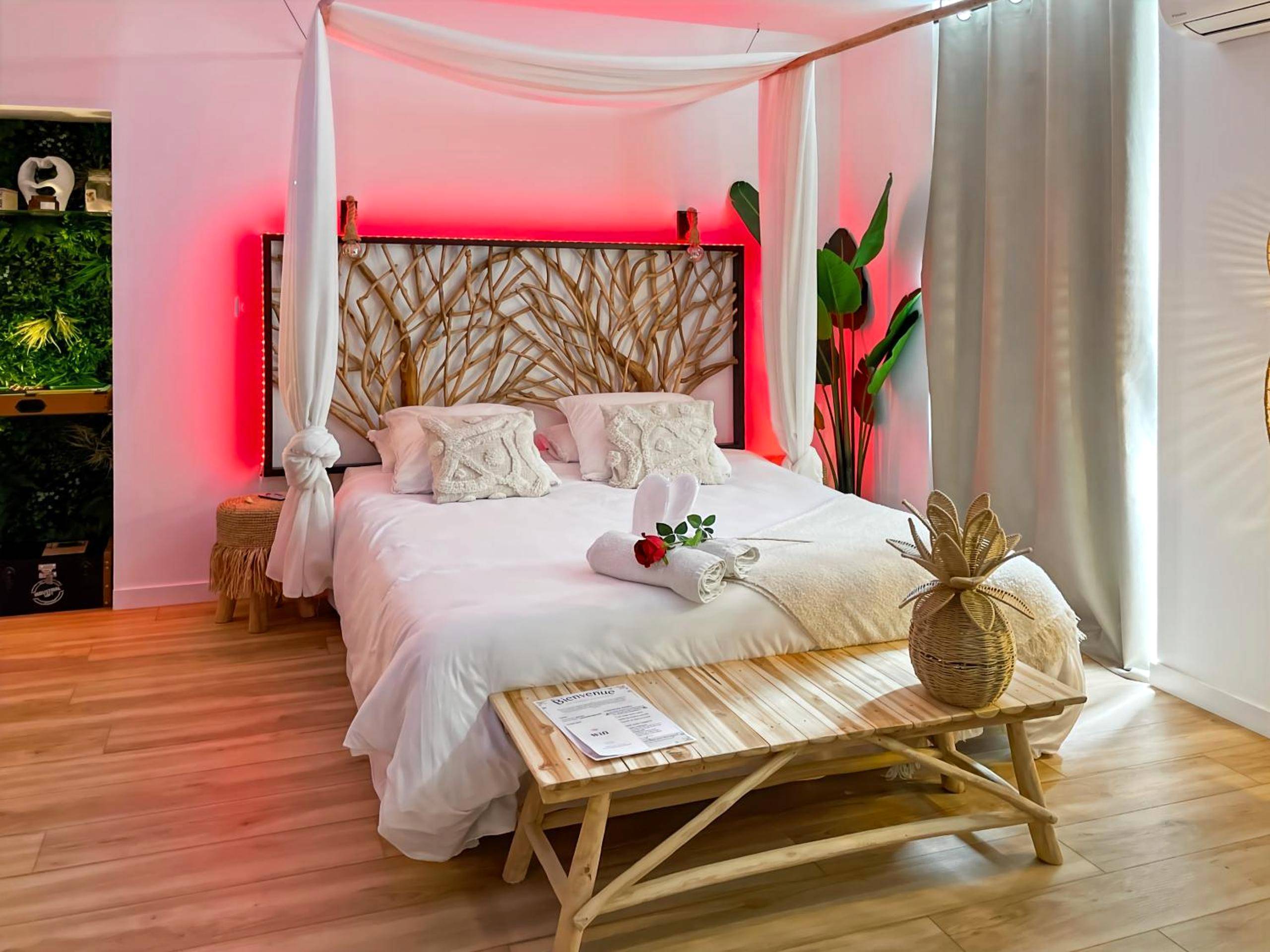 Lit à baldaquin avec tête de lit en bois - Le Bohème Spa, loveroom à Sète