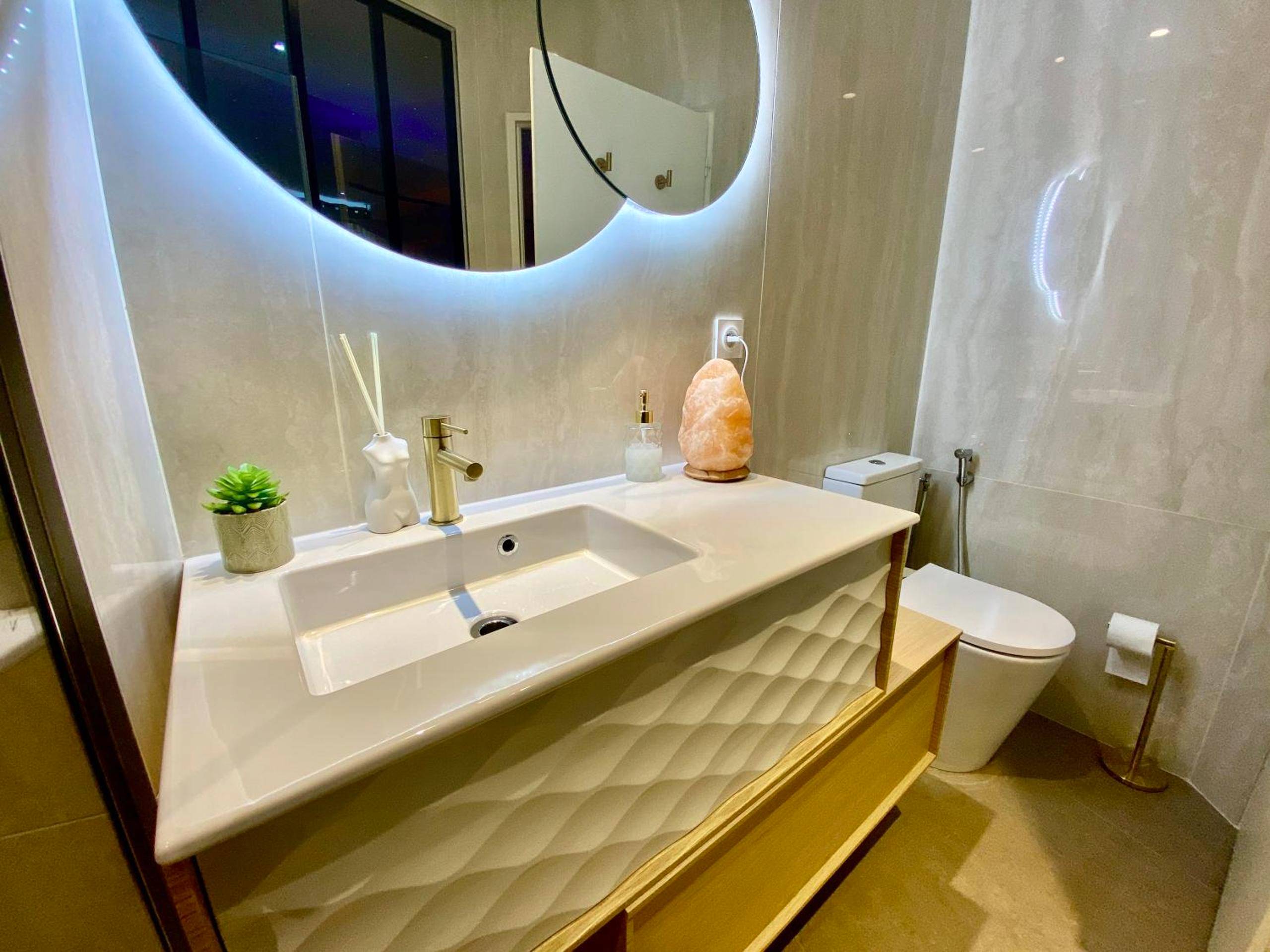 Meuble vasque moderne et miroir rétroéclairé - Le Bohème Spa, loveroom à Sète
