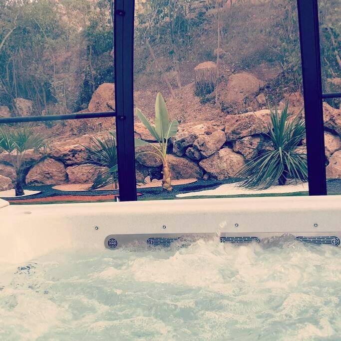 Photo du logement - La Bonne Etoile Marseille ! Hébergement romantique ! Jacuzzi et Piscine chauffée - Marseille