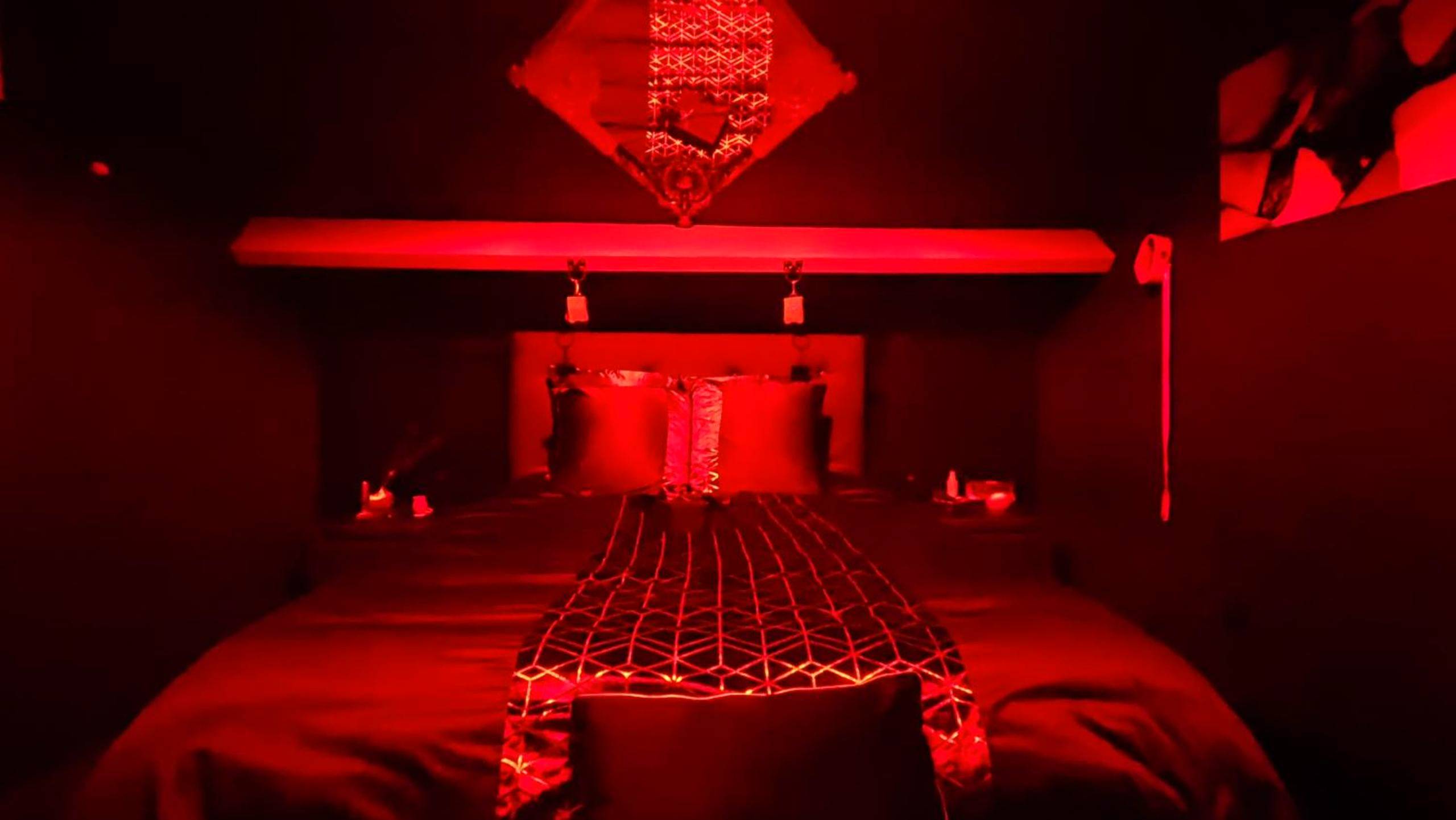 Lit double sous éclairage néon rouge - Love Room Valsemé - Deauville Bonny and clyde room