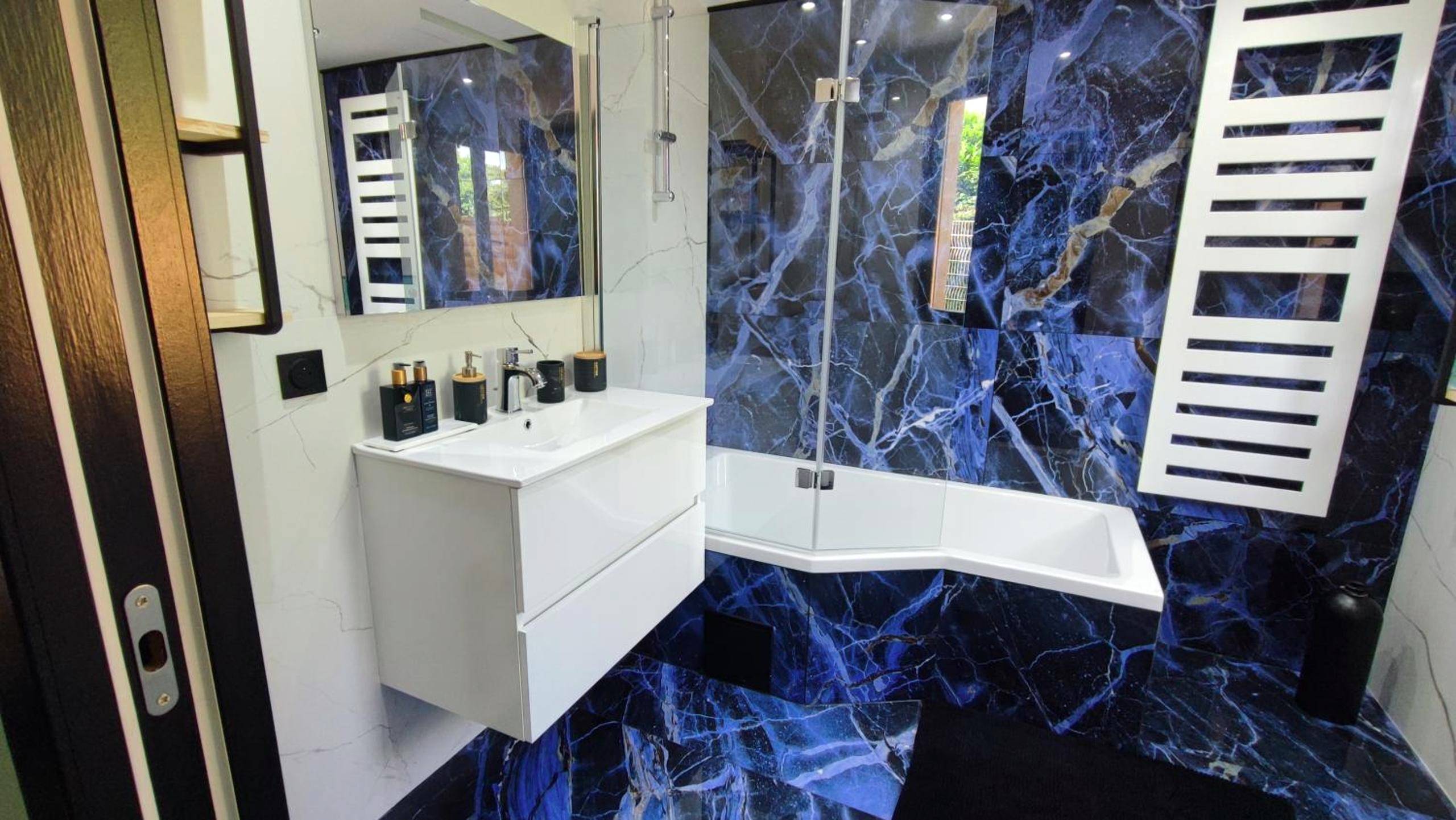 Salle de bain en marbre bleu avec baignoire - Deauville Bonny and clyde room