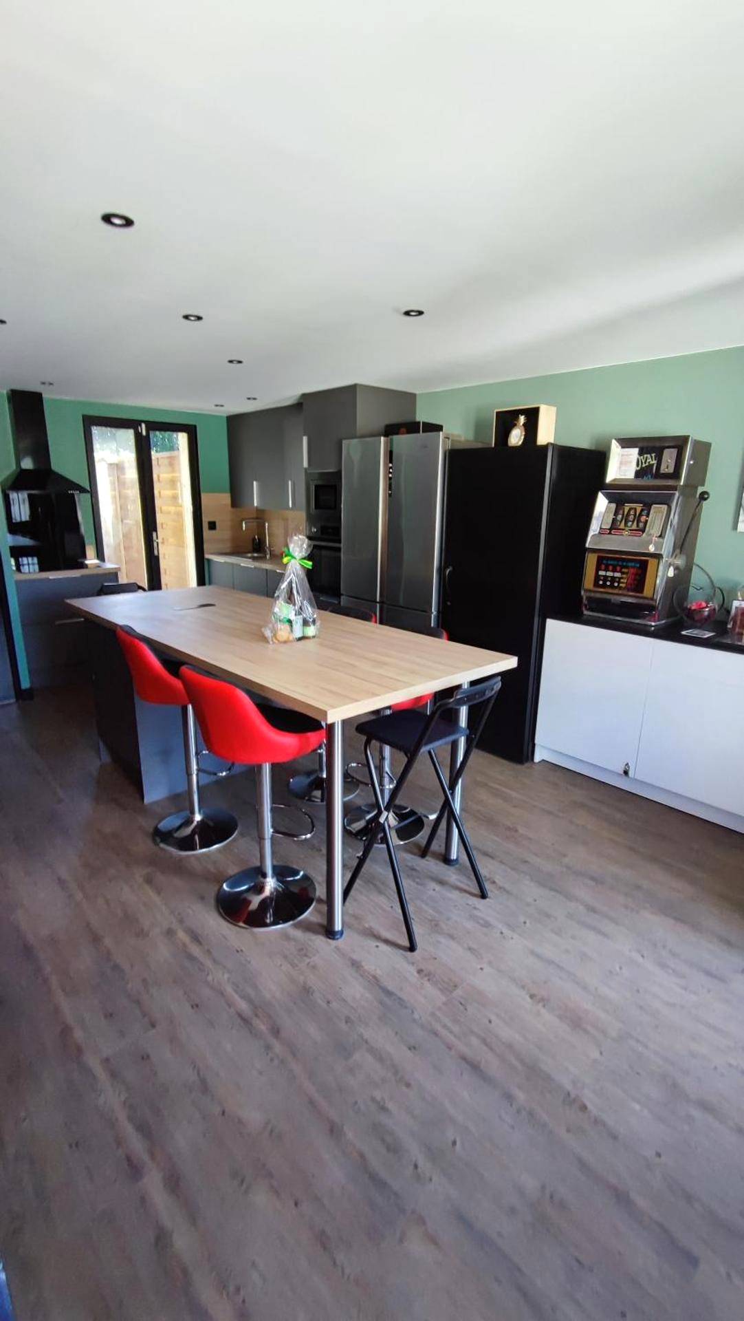 Cuisine équipée avec îlot central et tabourets - Deauville Bonny and clyde room