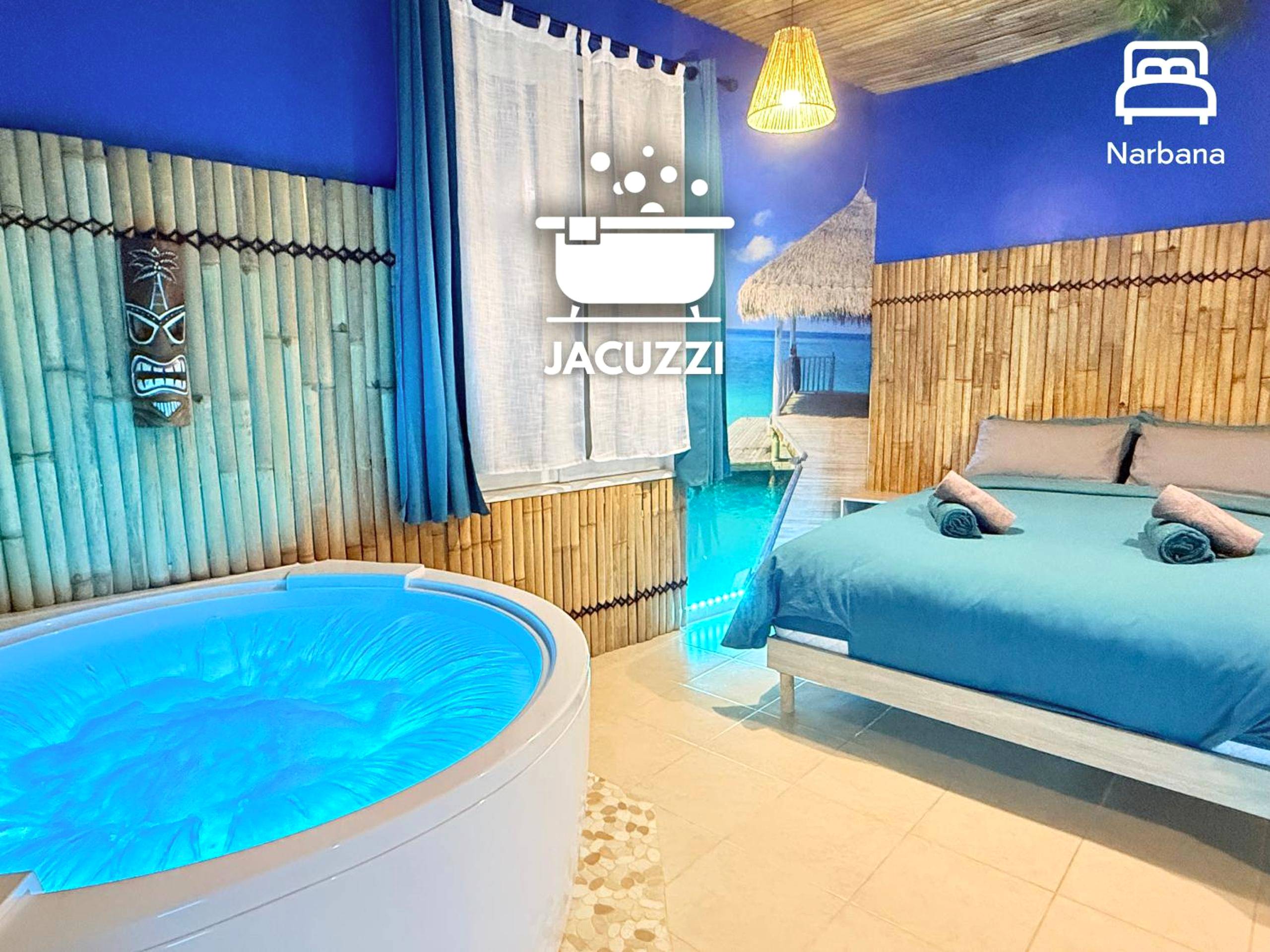 Jacuzzi rond et lit double sur thème tropical - Love Room Narbonne - BORA - BORA SUITE - Jacuzzi - Centre by Narbana