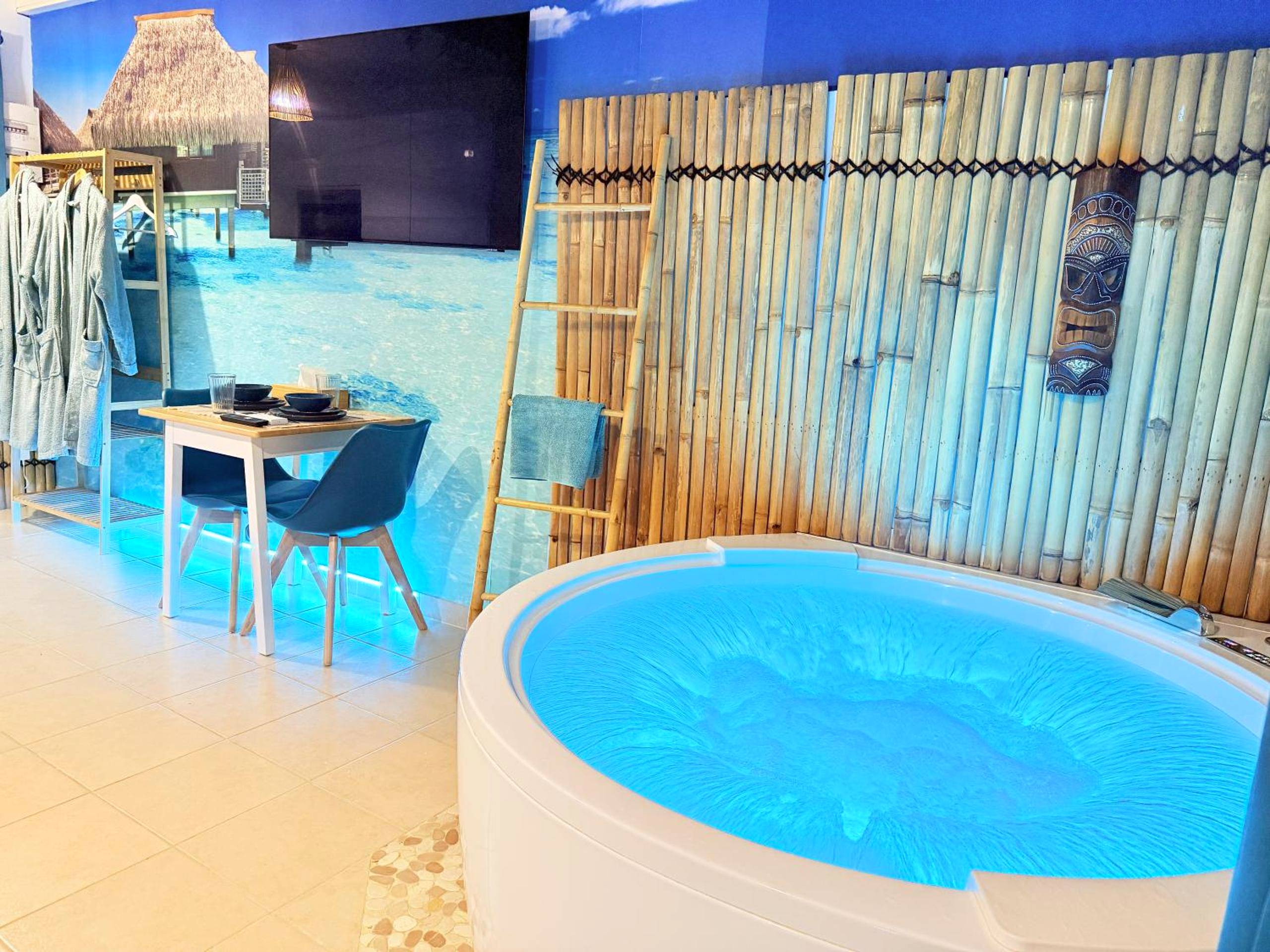 Baignoire balnéo lumineuse et décor bambou - BORA - BORA SUITE - Jacuzzi - Centre by Narbana