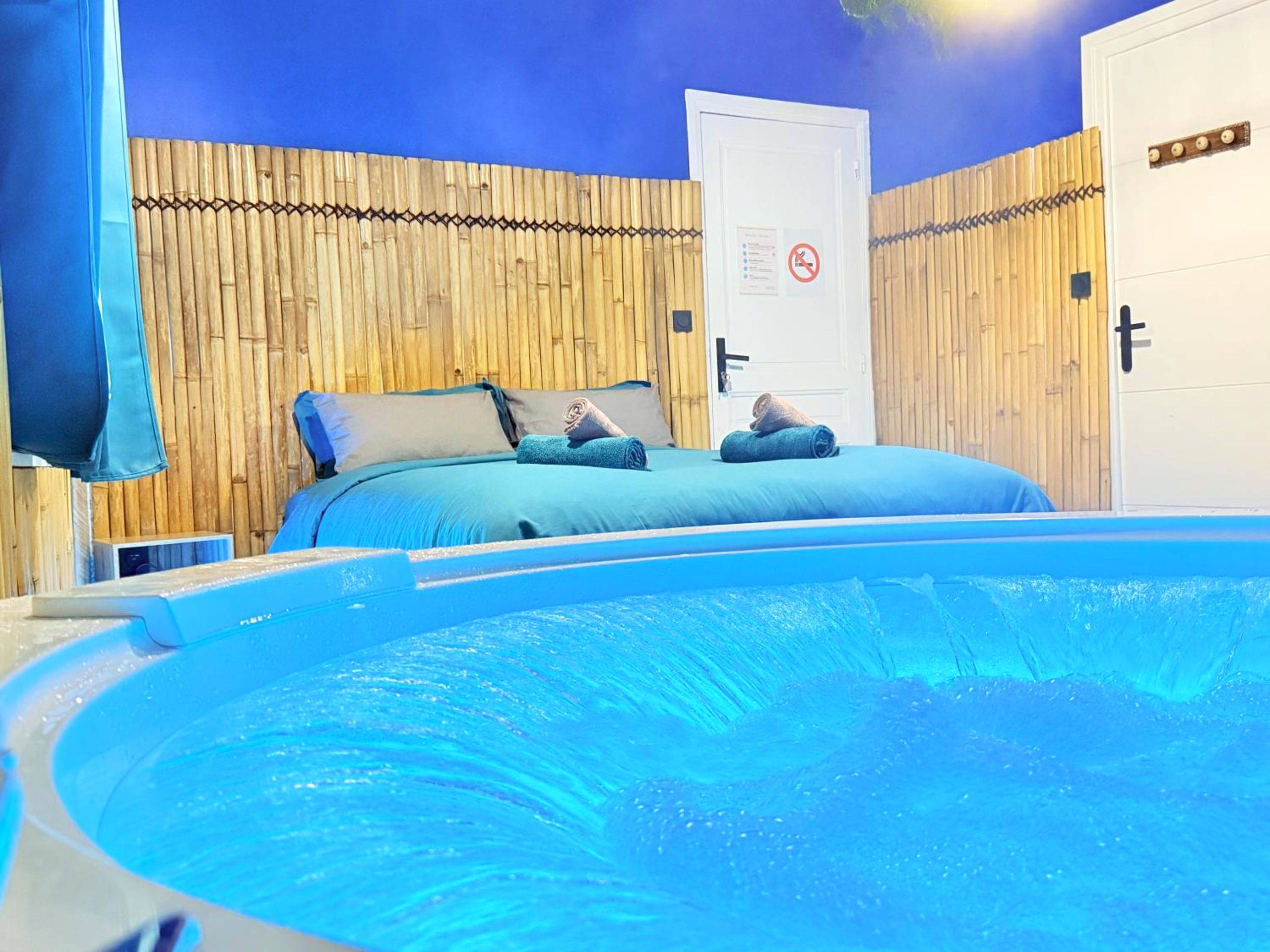 Gros plan sur jacuzzi avec lit en arrière - plan - BORA - BORA SUITE - Jacuzzi - Centre by Narbana