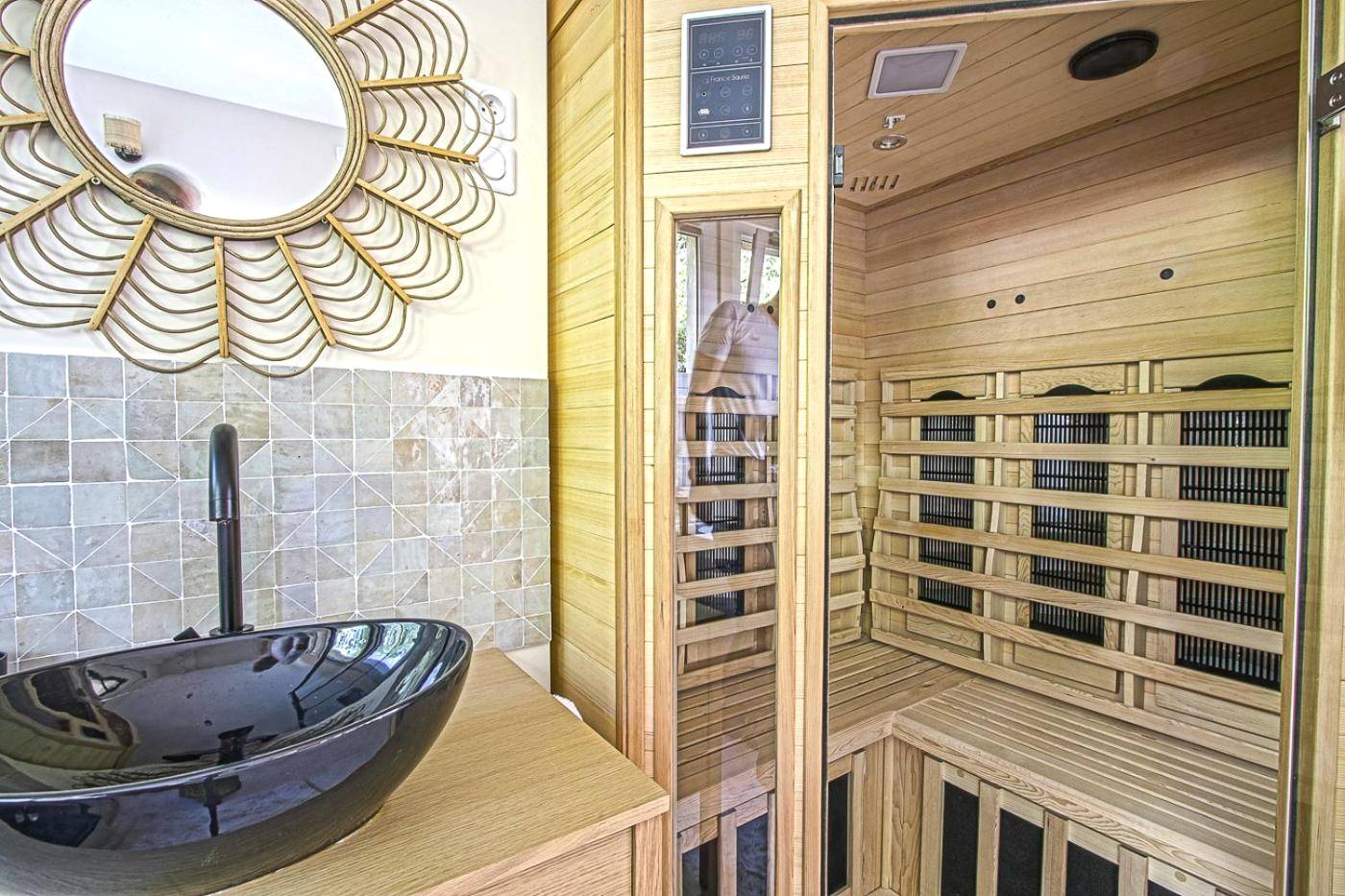 Table dressée avec champagne et verres à pied - Le Boudoir de Fanny - Sauna/Balnéo/ciné/Hamacs